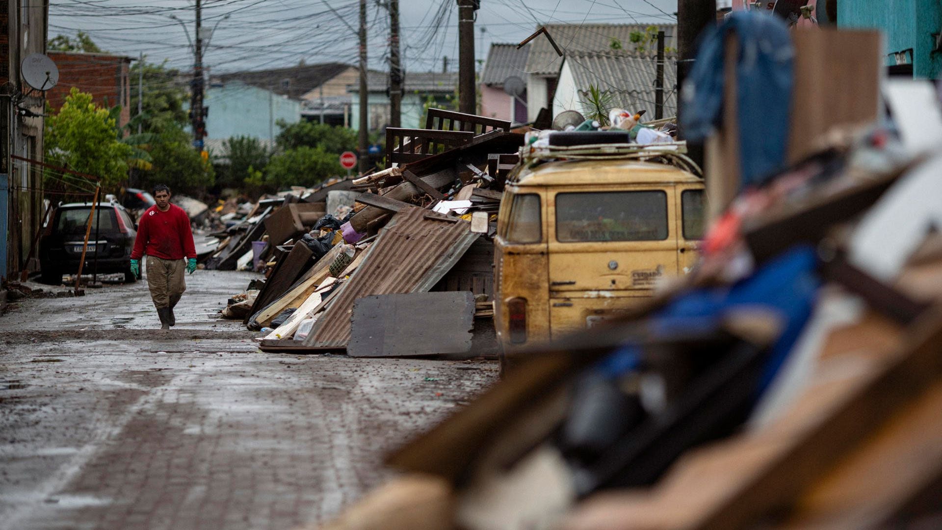 Porto Alegre cumplió un mes inundada retirando miles de toneladas de basura