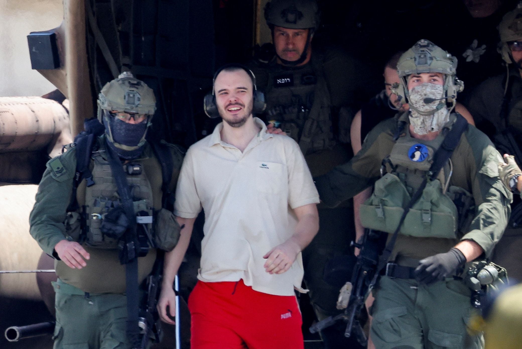 Andrey Kozlov, un rehén liberado, reacciona después de que los militares dijeran que las fuerzas israelíes rescataron vivos a cuatro rehenes de la Franja de Gaza central el sábado, en Ramat Gan, Israel, 8 de junio de 2024. REUTERS/Marko Djurica