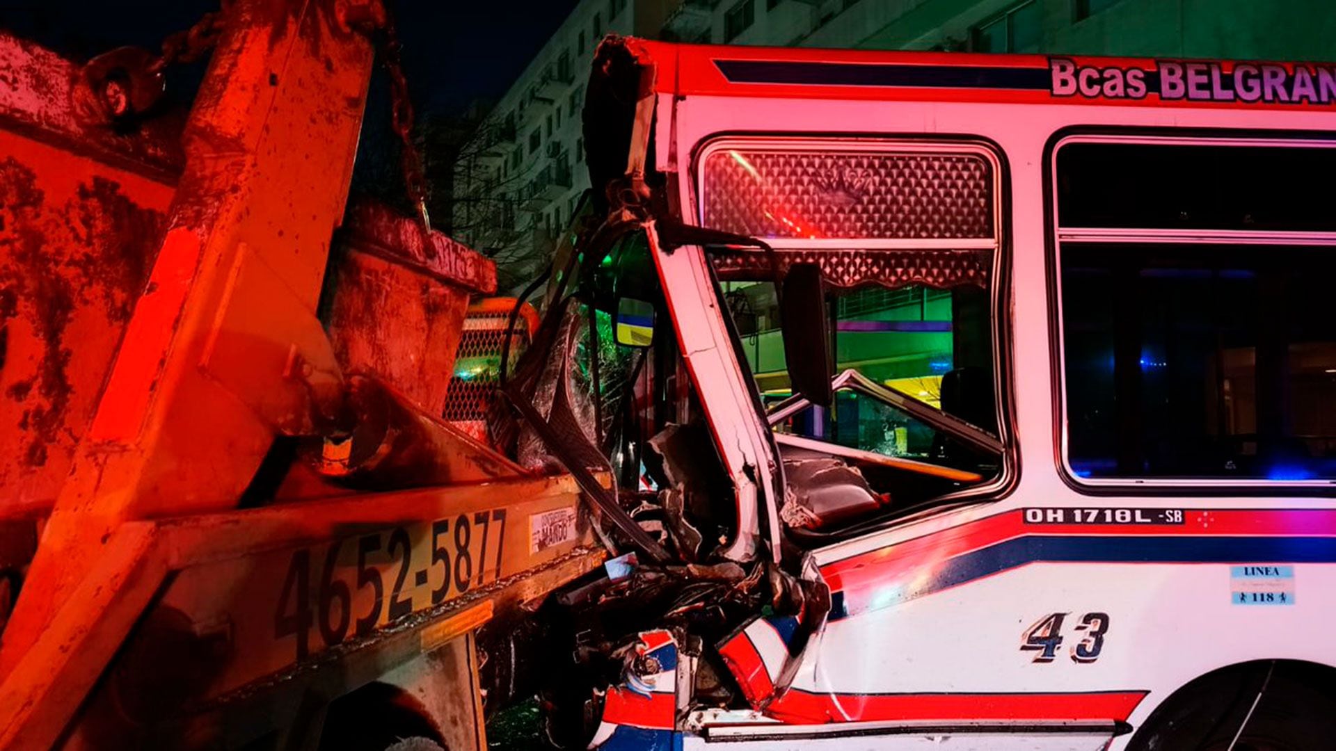 Parque Patricios: choque entre un colectivo y un camión volquete dejó 6 heridos