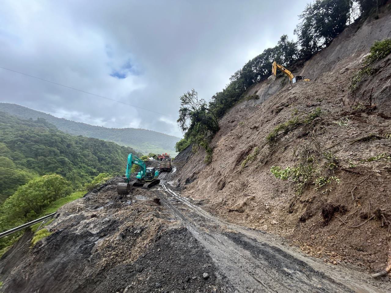 El uso de retroexcavadoras y volquetas agiliza las labores de restauración en las áreas impactadas, permitiendo una pronta reanudación del paso - crédito Invías