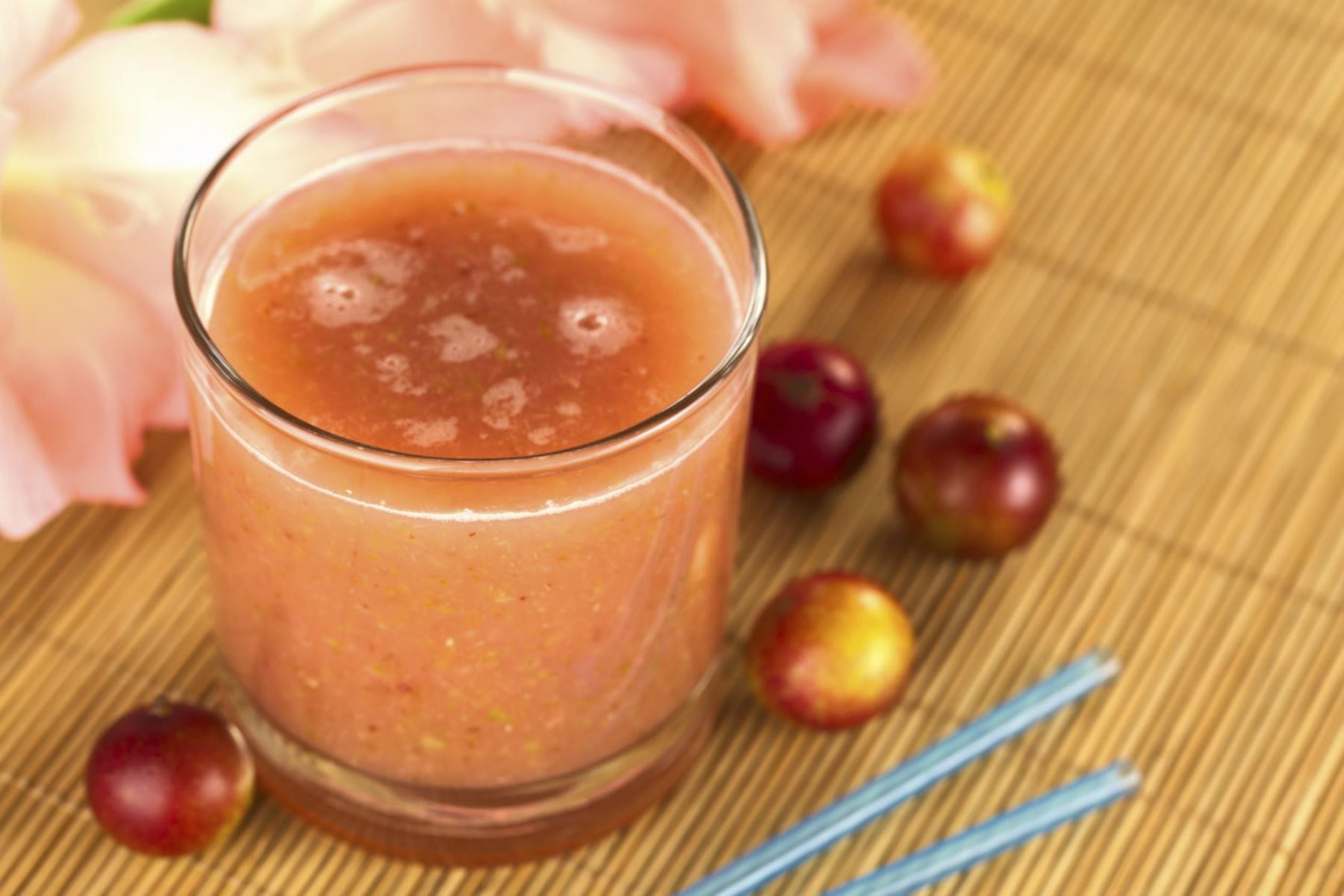 Un vaso de jugo de camu camu sobre una mesa - Superalimento peruano (Andina: Agencia Peruana de Noticias)