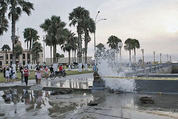 La recomendación de las autoridades del Callao es que la población se mantenga alejada de los muelles y zonas colindantes  con el mar, por lo menos, hasta el sábado 8 de junio.