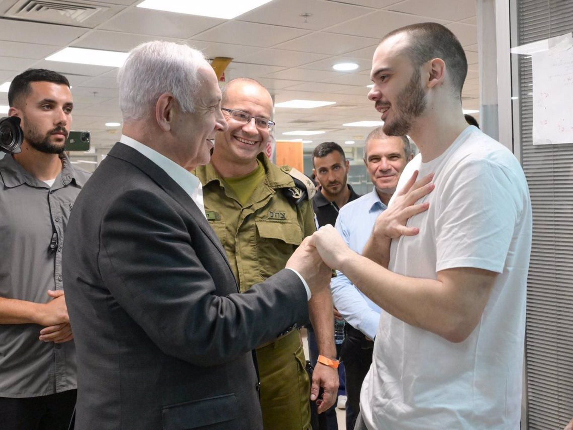 El primer ministro israelí, Benjamin Netanyahu, habla con el rehén Andrey Kozlov, de 27 años, en el centro médico Sheba Tel-HaShomer, tras ser rescatado por el ejército israelí de su cautiverio en la Franja de Gaza (Unidad del Portavoz de las FDI vía GPO/dpa)