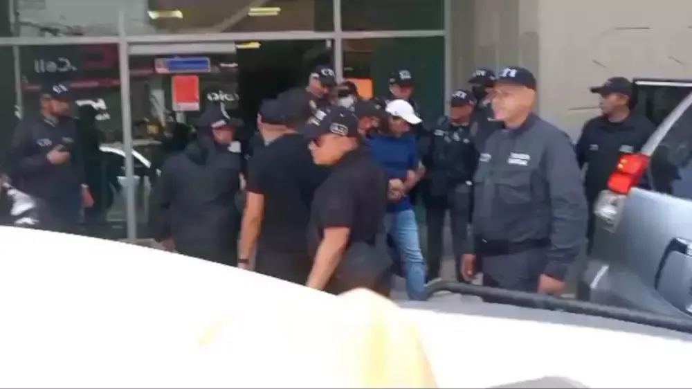 Momento exacto en el que sale Nicolás Petro de la Fiscalía de Barranquilla. Captura.