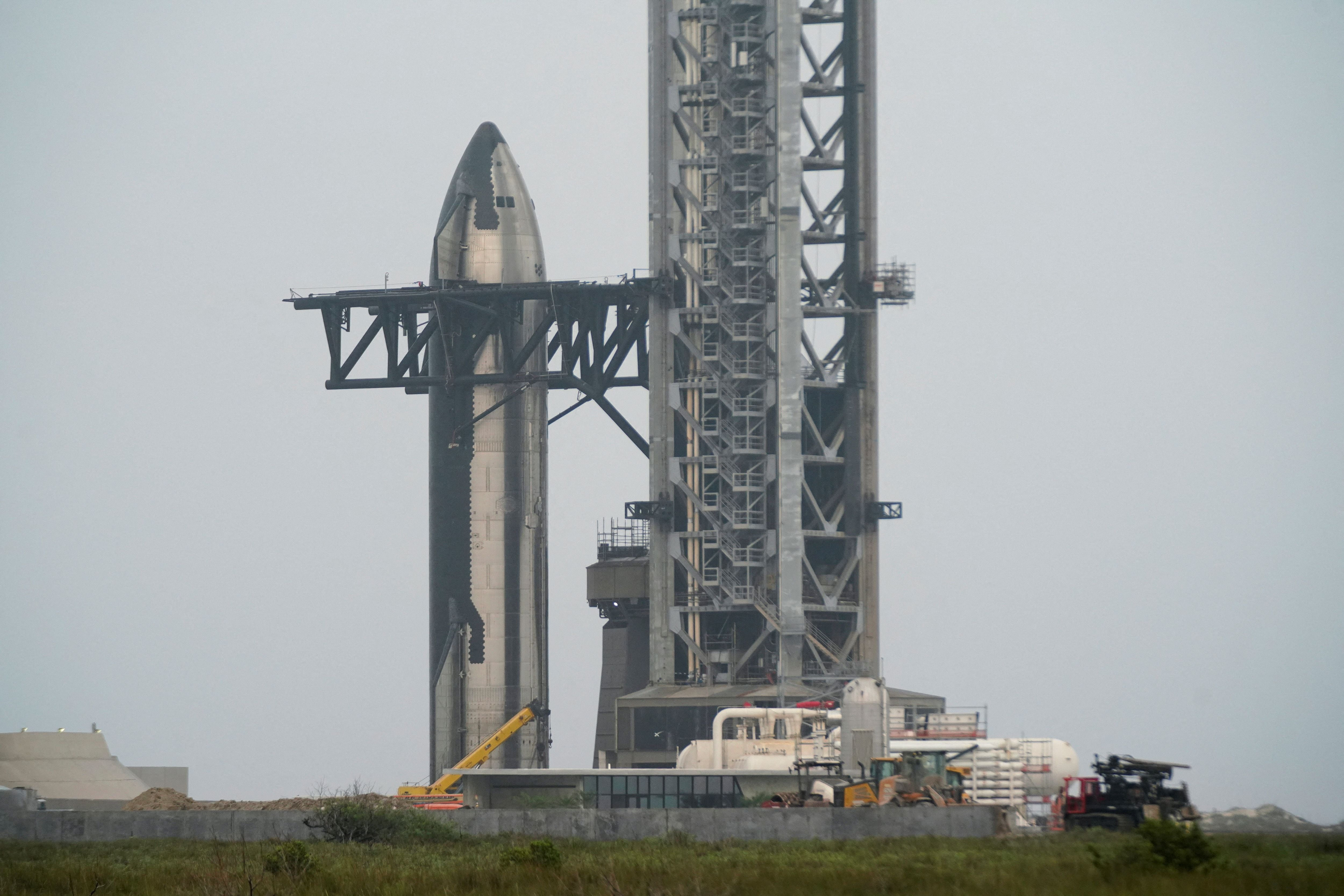 El prototipo del cohete Starship de SpaceX se muestra en el área de lanzamiento de cohetes en Brownsville, Texas, EE.UU. REUTERS/Verónica Gabriela Cárdenas