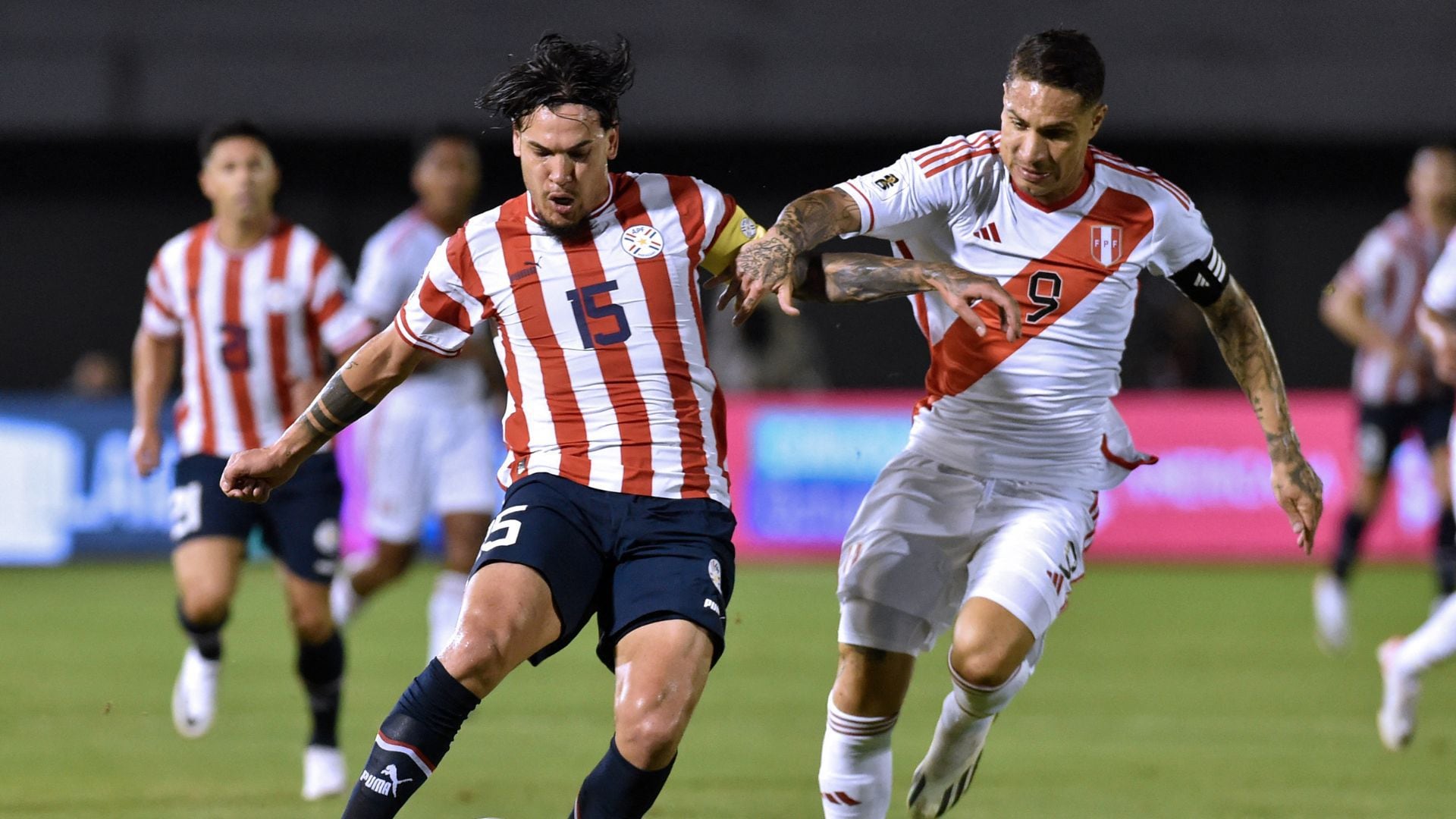 Paolo Guerrero lucha con jugador de Paraguay por la pelota en el Perú vs Paraguay | AFP