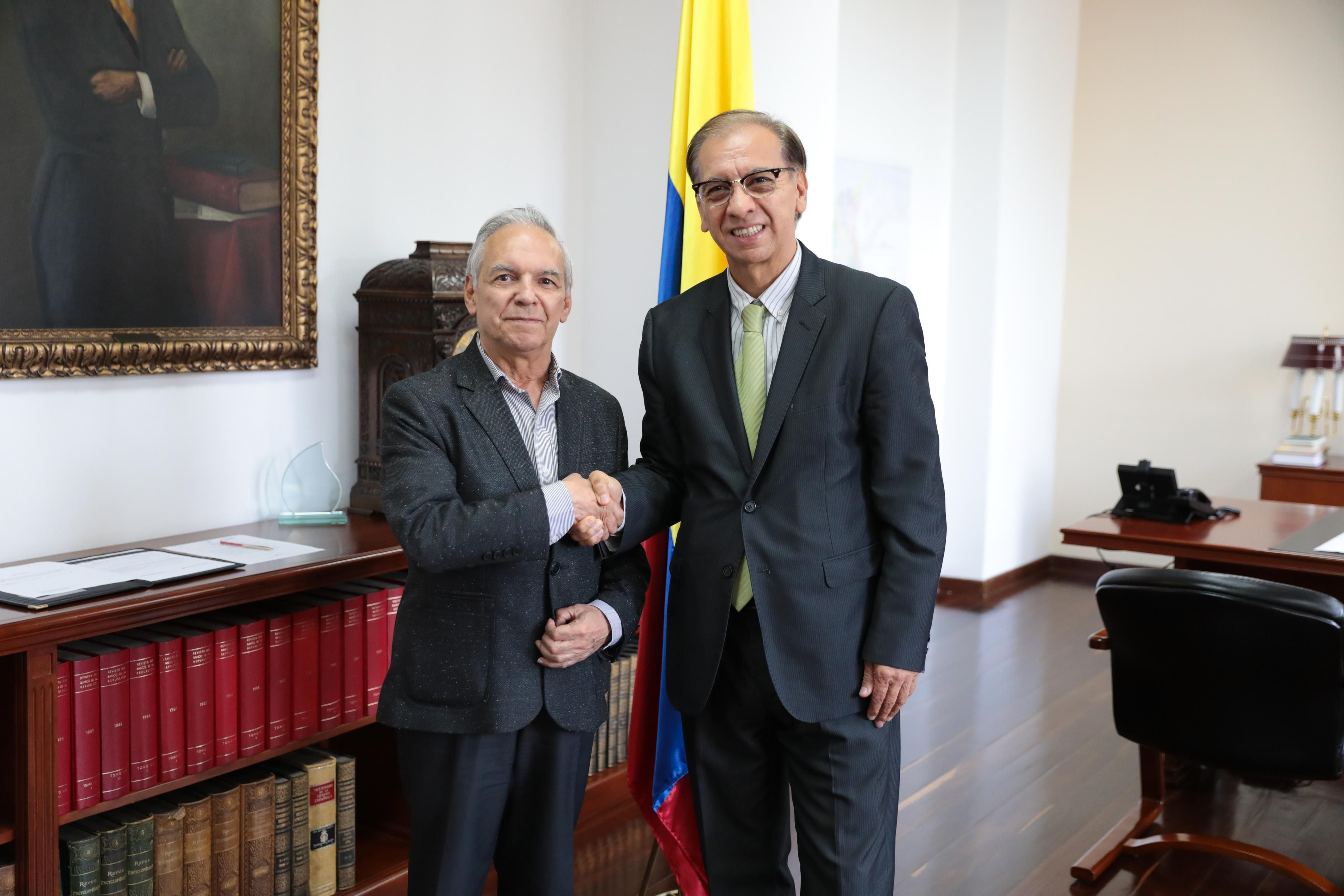 Ricardo Bonilla, ministro de Hacienda, y Jairo Orlando Villabona, nuevo director de la Dian, se plantearon el objetivo de mejorar el recaudo tributario de Colombia - crédito Ministerio de Hacienda