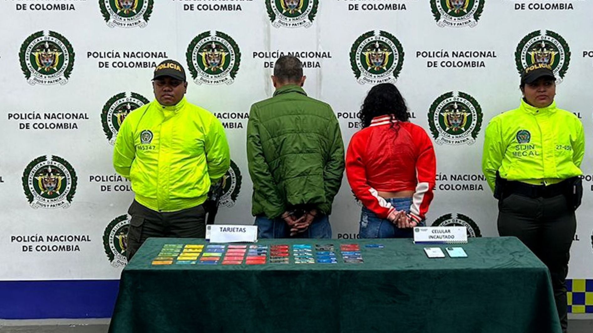 A uno de las detenidas las autoridades le hallaron 40 tarjetas en su poder - crédito Fiscalía