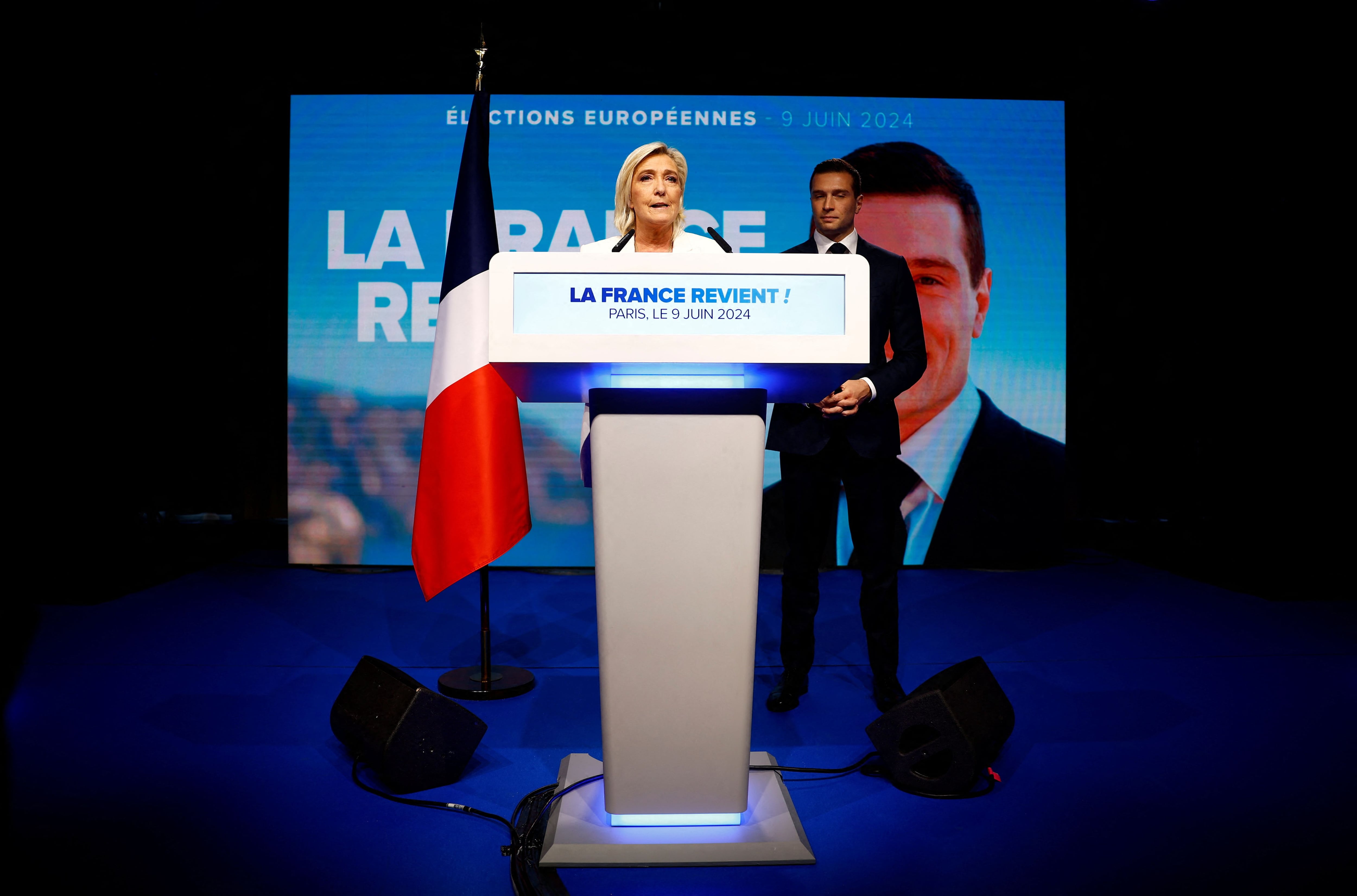 “Estamos listos para cambiar el país, listos para defender los intereses de los franceses, listos para poner fin a la inmigración masiva”, dijo Le Pen, haciéndose eco del grito de guerra de tantos líderes de extrema derecha en otros países que estaban celebrando victorias sustanciales (REUTERS/Sarah Meyssonnier)