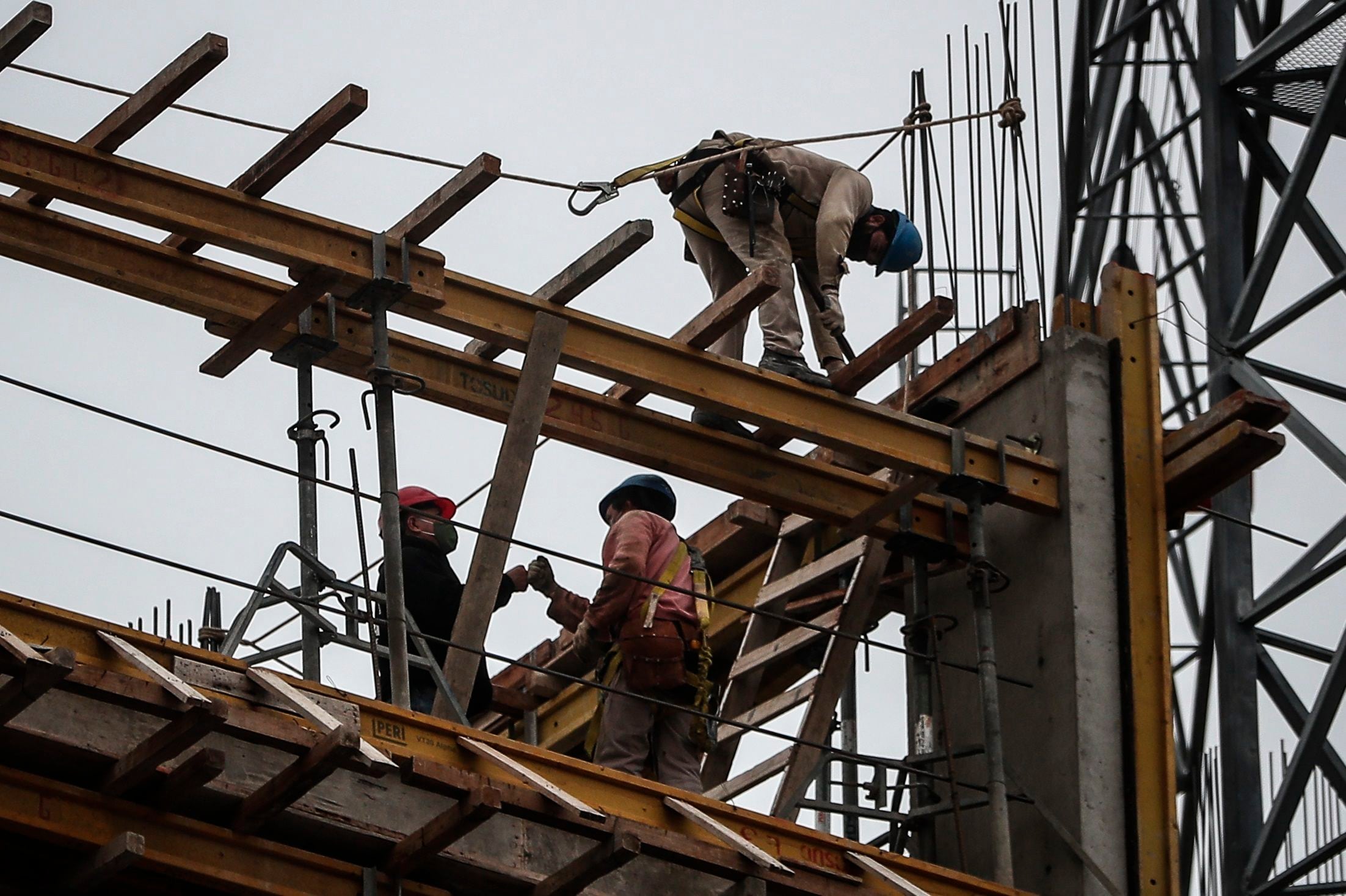 Empleados de la construcción trabajan en una obra, en Buenos Aires (Argentina), en una fotografía de archivo. EFE/Juan Ignacio Roncoroni
