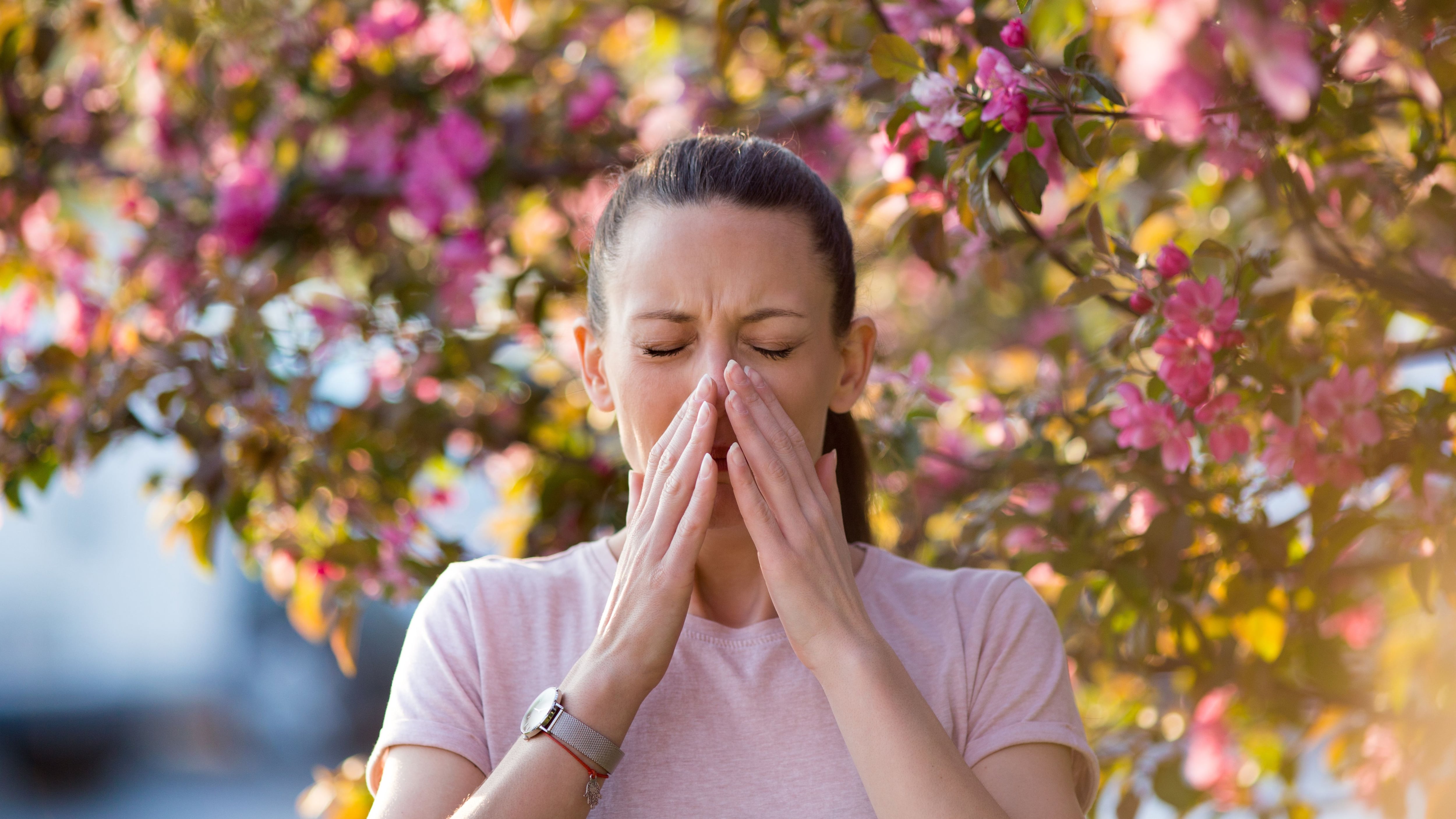 Una joven estornuda por la alergia (Shutterstock)