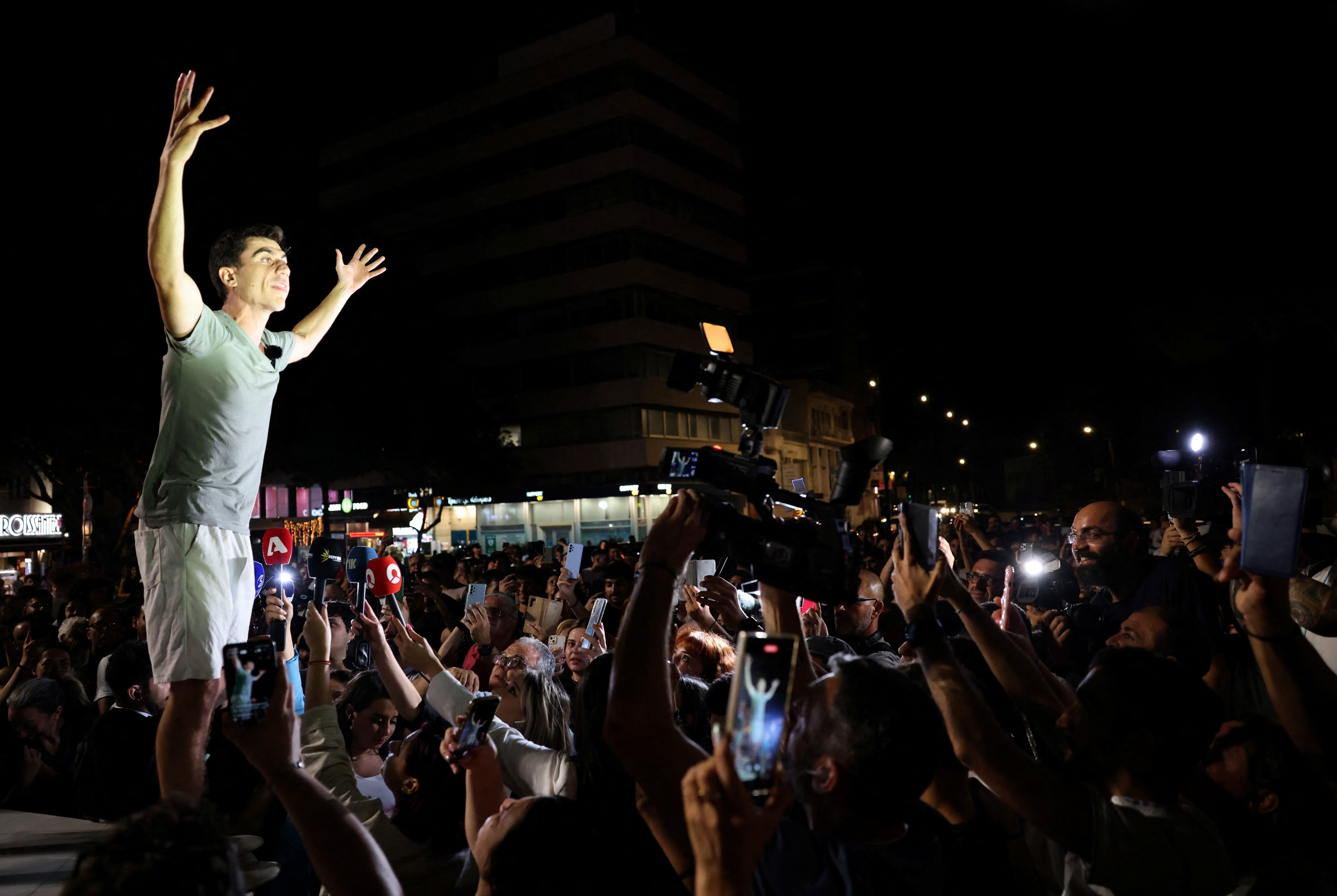 Fidias Panayiotou celebra su victoria. (REUTERS/Yiannis Kourtoglou)