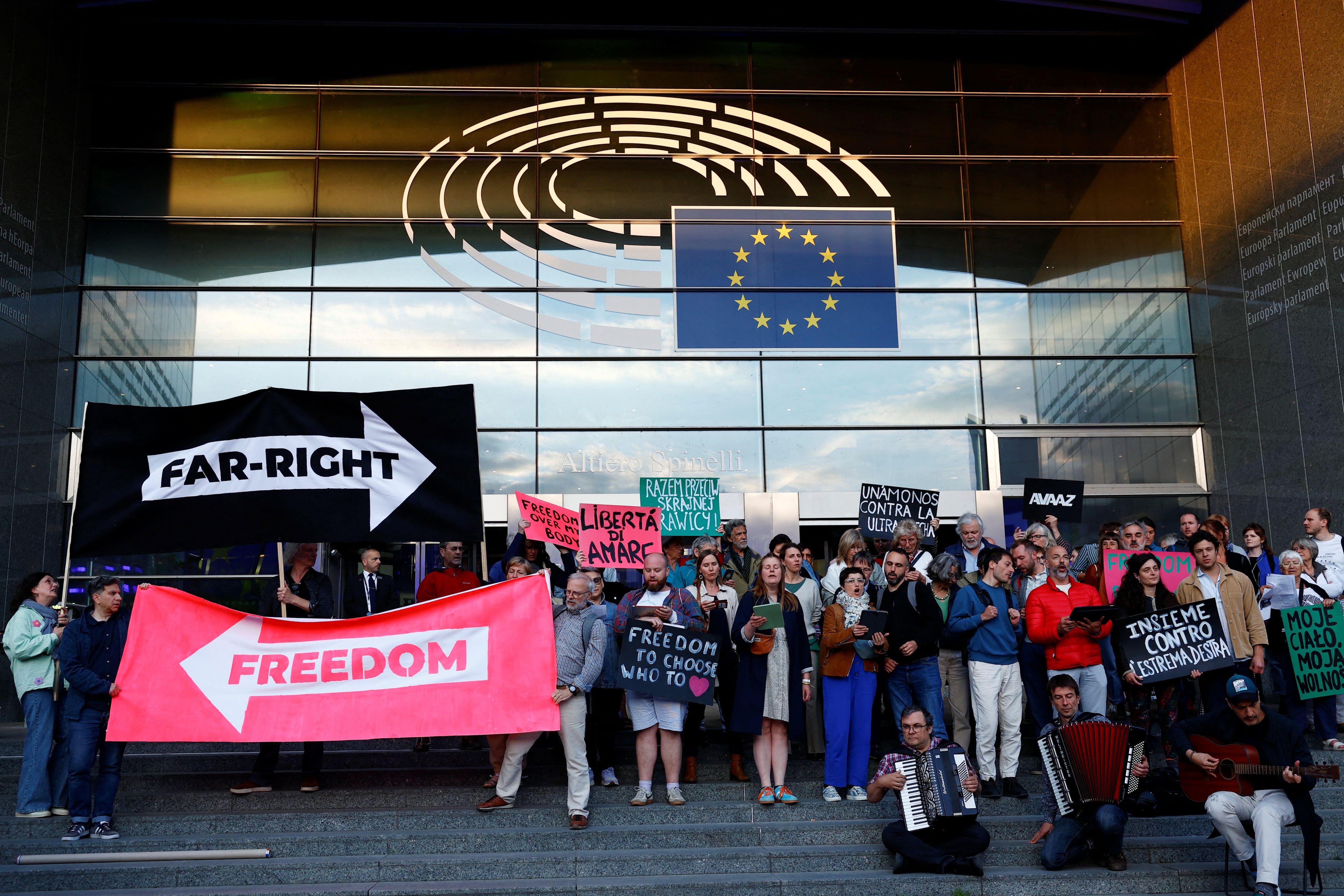 Una proyección inicial proporcionada por la Unión Europea indicó que los partidos de extrema derecha han logrado grandes avances en el Parlamento Europeo (REUTERS/Piroschka van de Wouw)