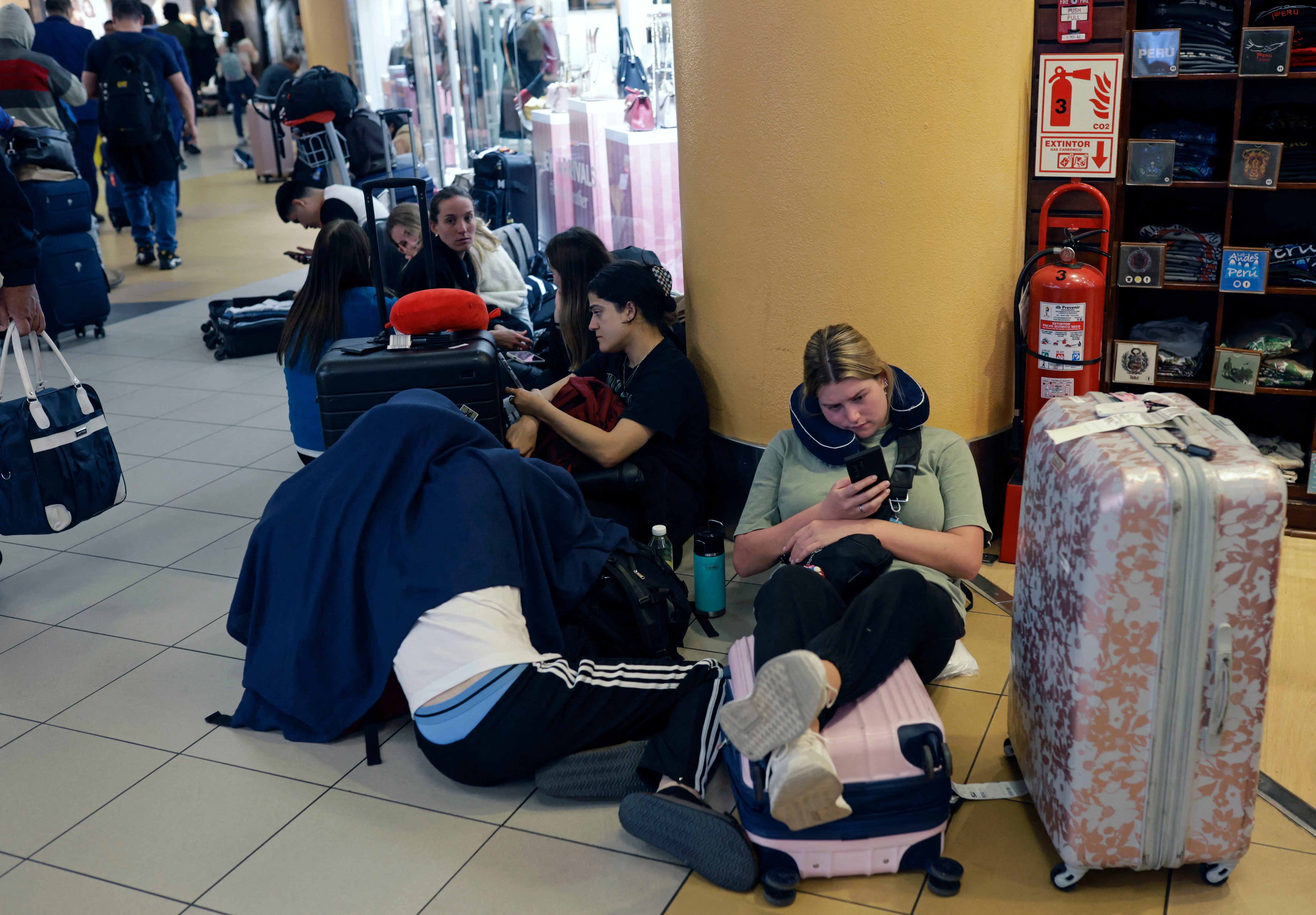 Viajeros extranjeros esperan la reprogramación de sus vuelos en el aeropuerto Jorge Chávez