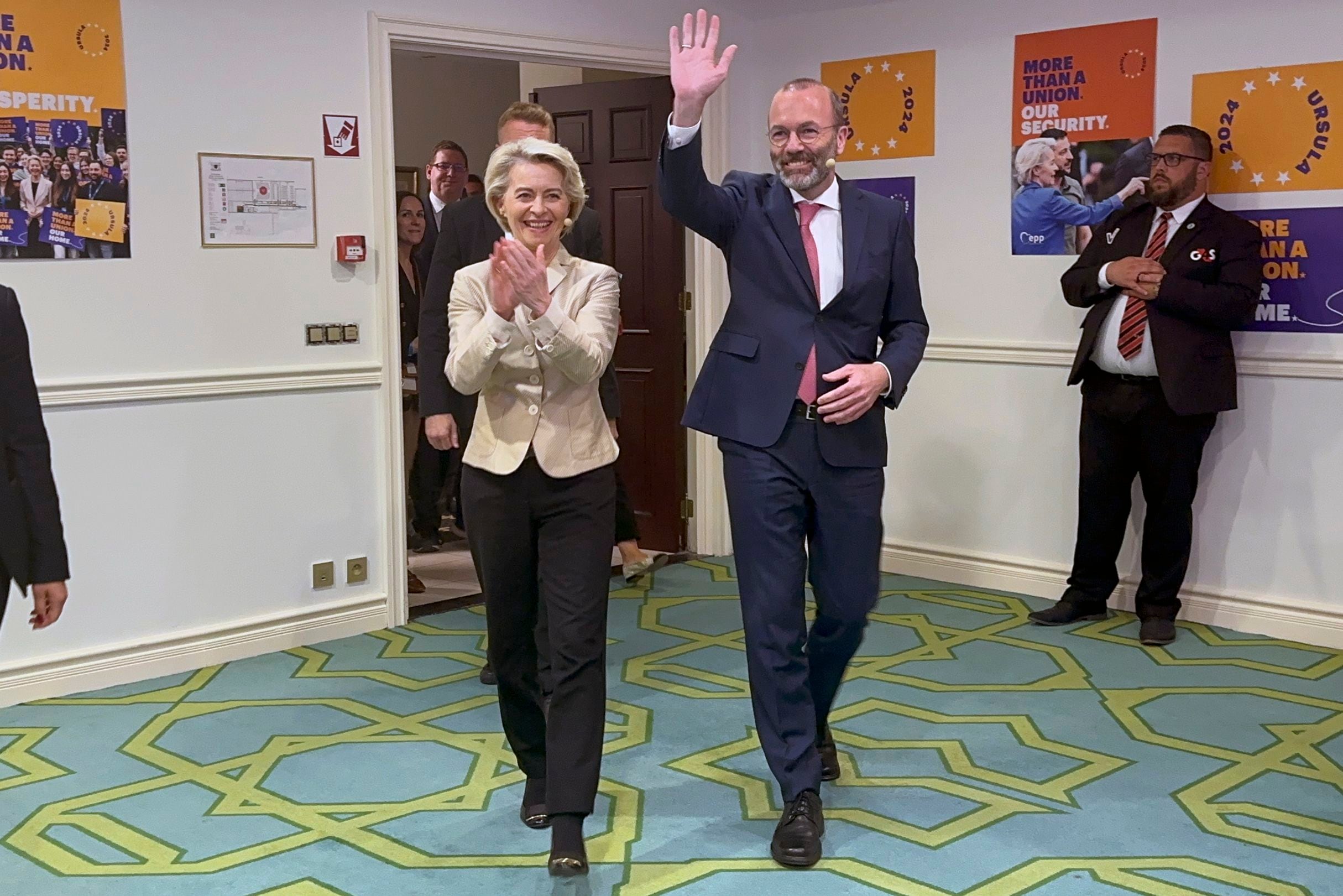 La presidenta de la Comisión Europea y candidata del Partido Popular Europeo (PPE) a repetir en el cargo, la alemana Ursula von der Leyen (i), celebra junto al presidente de Partido Popular Europeo, Manfred Weber (d), tras conocer los resultados de las elecciones europeas, hoy domingo en Bruselas (EFE/Laura P. Gutiérrez)