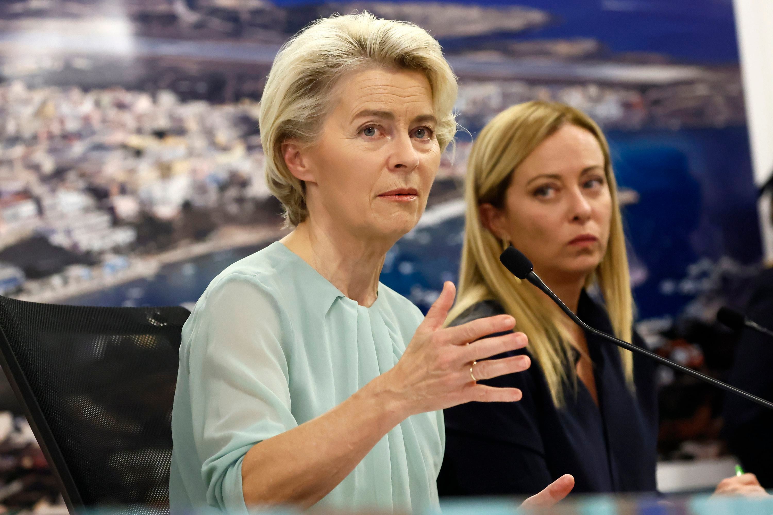 En esta imagen de archivo, la presidenta de la Comisión Europea, Ursula von der Leyen (izquierda) y la primera ministra de Italia, Giorgia Meloni (derecha), hablan con reporteros durante una conferencia de prensa conjunta, el 17 de septiembre de 2023 (Cecilia Fabiano/LaPresse vía AP)