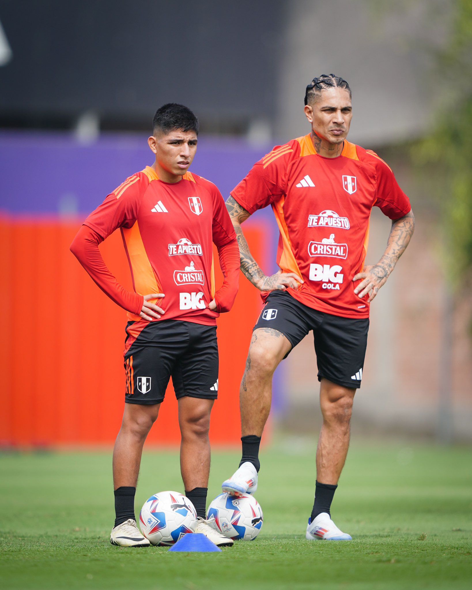 Piero Quispe junto a Paolo Guerrero en los entrenamientos de la selección peruana para el amistoso con Paraguay y El Salvador.