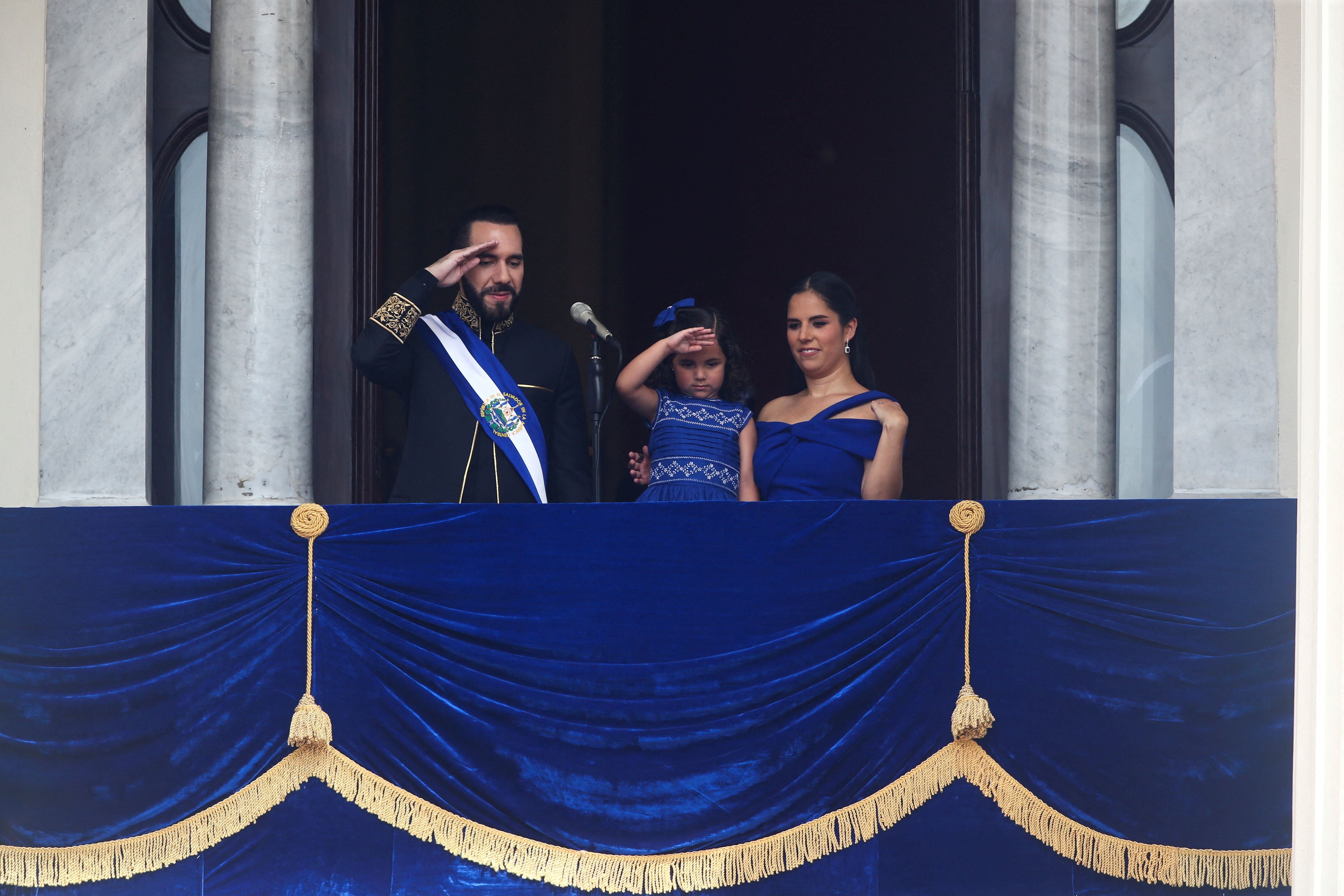 Nayib Bukele, Gabriela de Bukele y su hija Layla (REUTERS/José Cabezas)