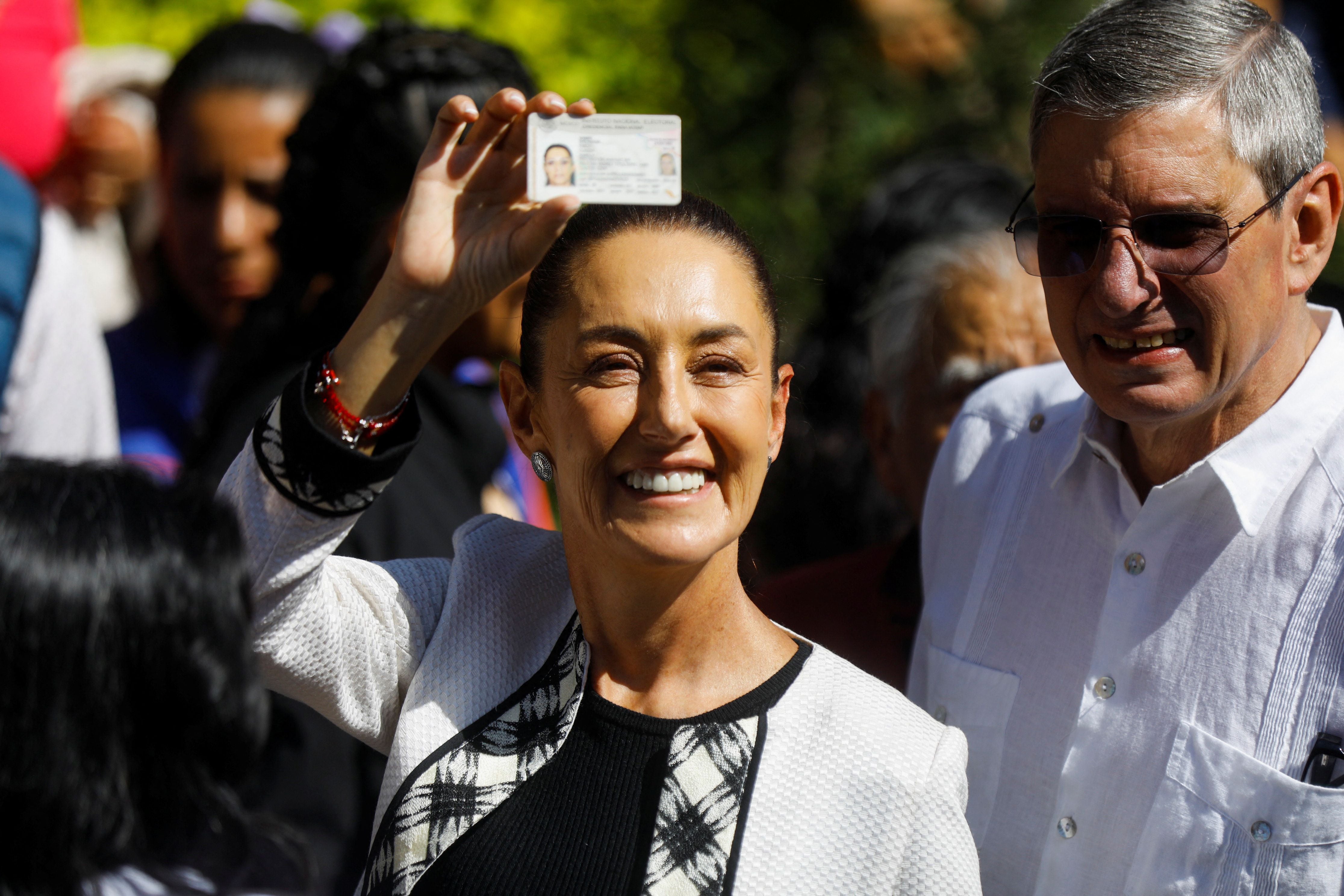 La abanderada de Morena, PT y PVEM acudió al rededor de las 8:45 de la mañana a emitir su voto 
 REUTERS/Raquel Cunha