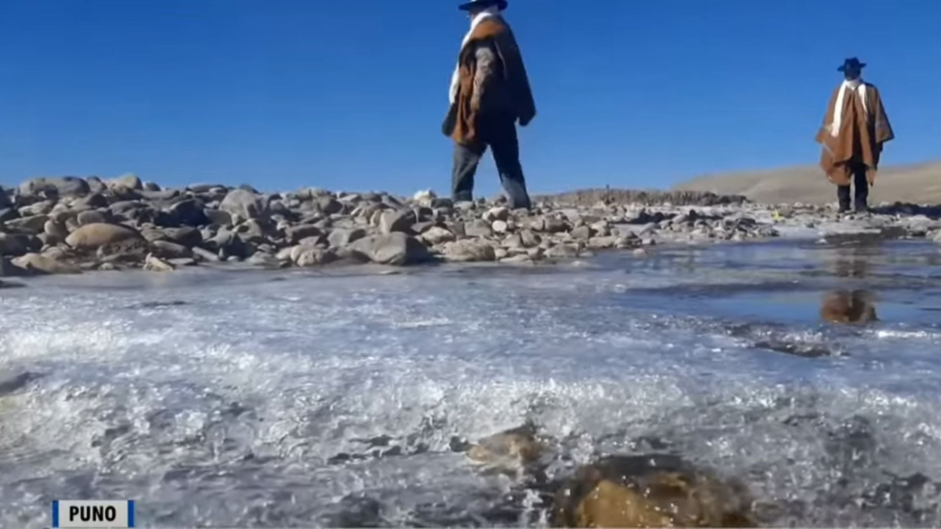 Producto de las temperaturas mínimas extremas, el río Pichacani, ubicado en el centro poblado Laraqueri, Puno, amaneció parcialmente congelado.