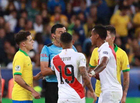 Renato Tapia haciendo un reclamo al árbitro en Perú vs Brasil por final de Copa América 2019. - créditos: Getty Images