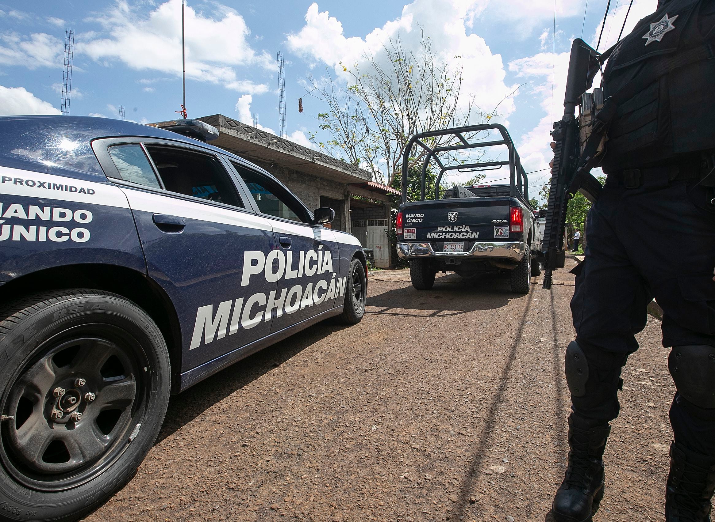 Imagen de archivo de policías estatales que custodian el lugar donde fue asesinado un candidato, en Michoacán (México). EFE/Ivan Villanueva
