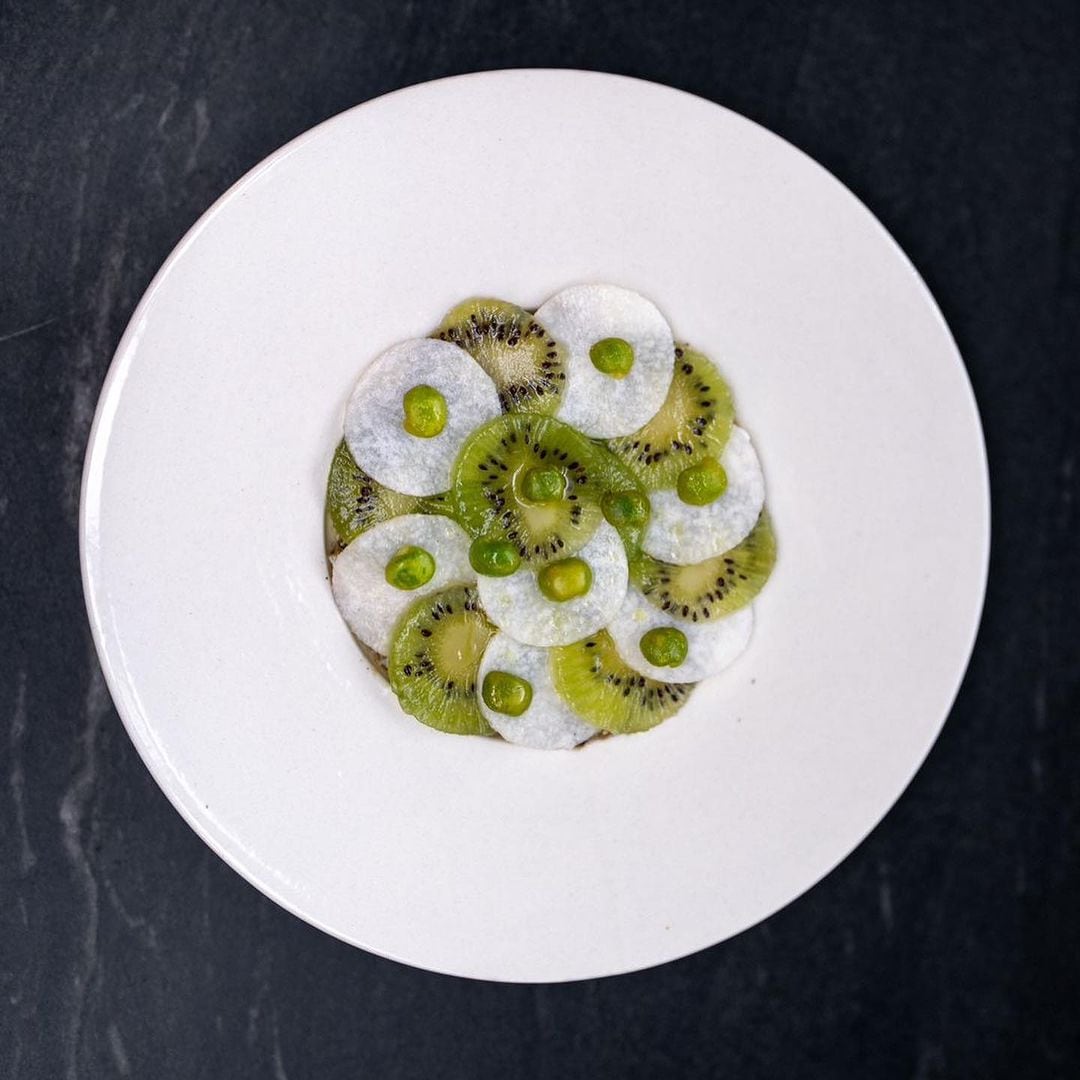 Un plato de kiwi y cangrejo. Un estelar de El Chato - crédito elchato_rest/Instagram