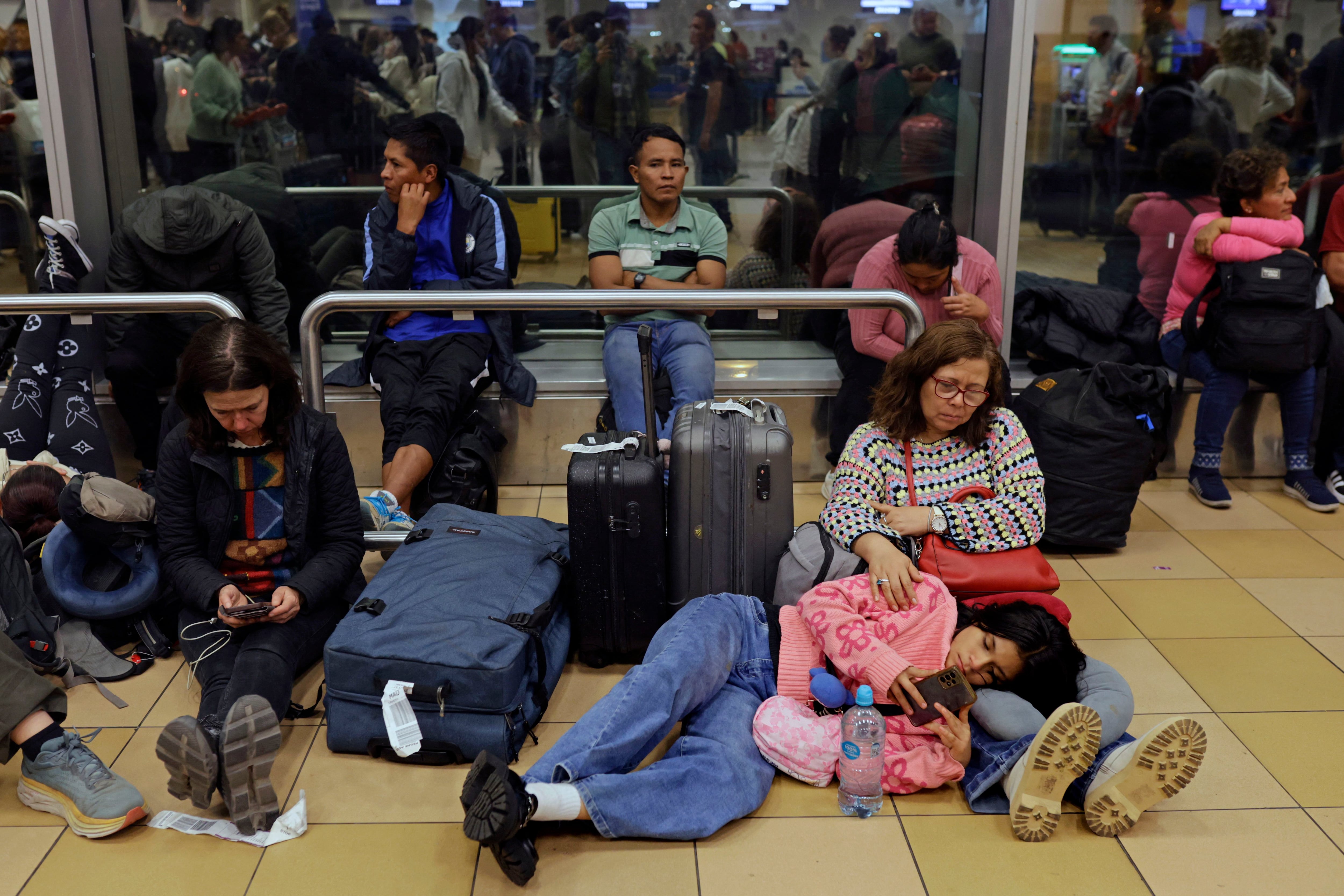 Pasajeros cumplen más de 15 horas varados en los aeropuertos de provincias, Jorge Chávez y del extranjero por la cancelación de vuelos