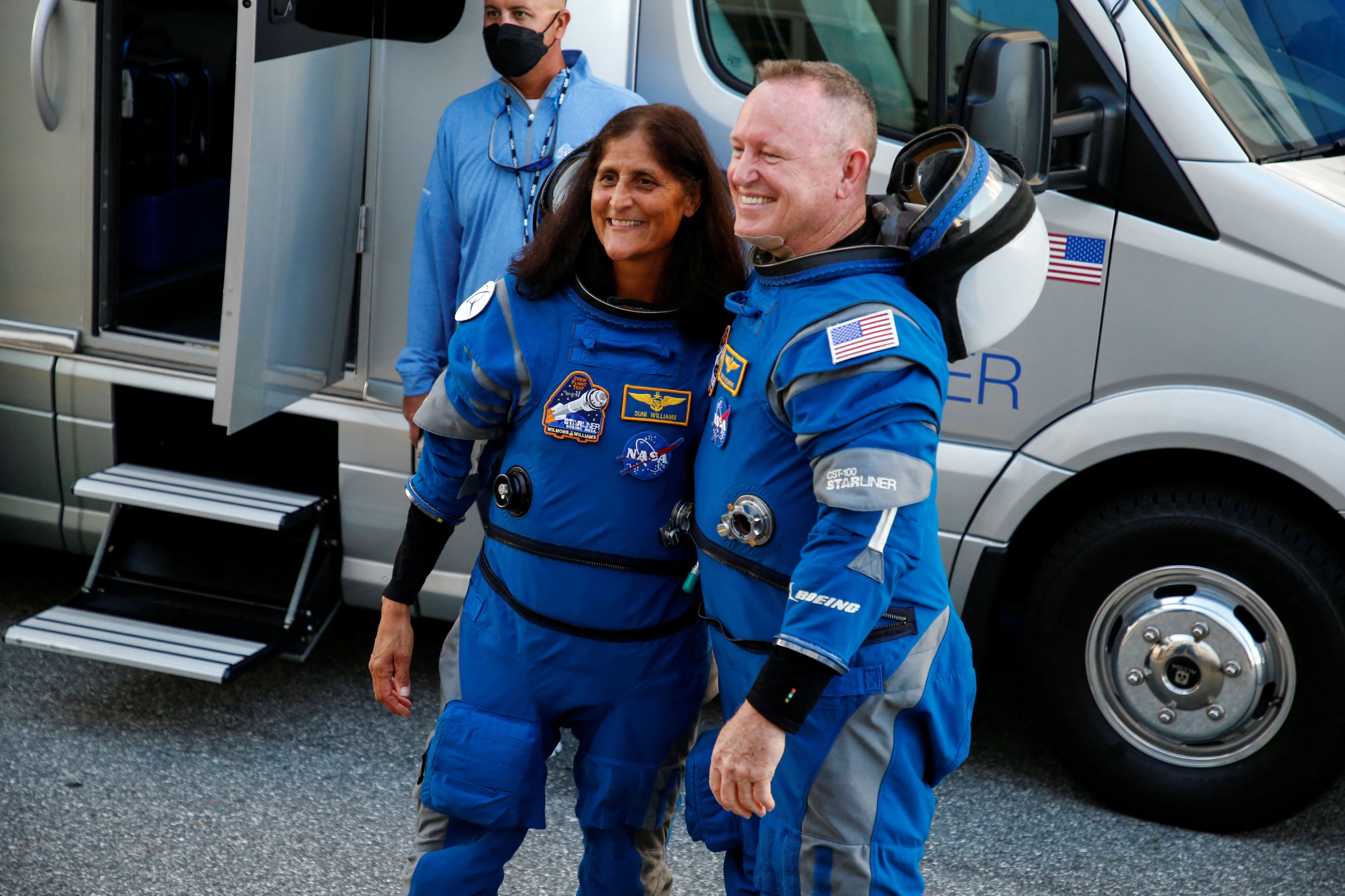 Los astronautas Butch Wilmore y Suni Williams caminan hacia el cohete para ingresar a la nave espacial Starliner-1 (REUTERS/Joe Skipper)