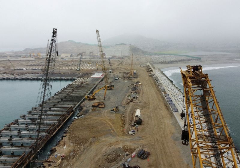 FOTO DE ARCHIVO: Excavadoras de dragalinas se encuentran en el sitio de construcción de un nuevo megapuerto chino, en Chancay, Perú, el 22 de agosto de 2023. REUTERS/Angela Ponce/Foto de archivo