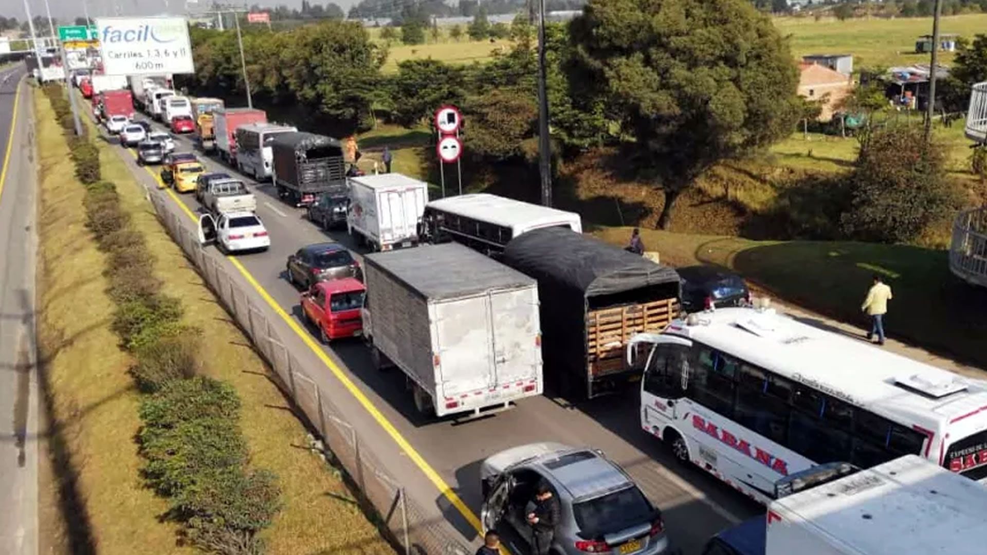 Caos vial en la calle 13, Bogotá - Colombia. Foto: Red+