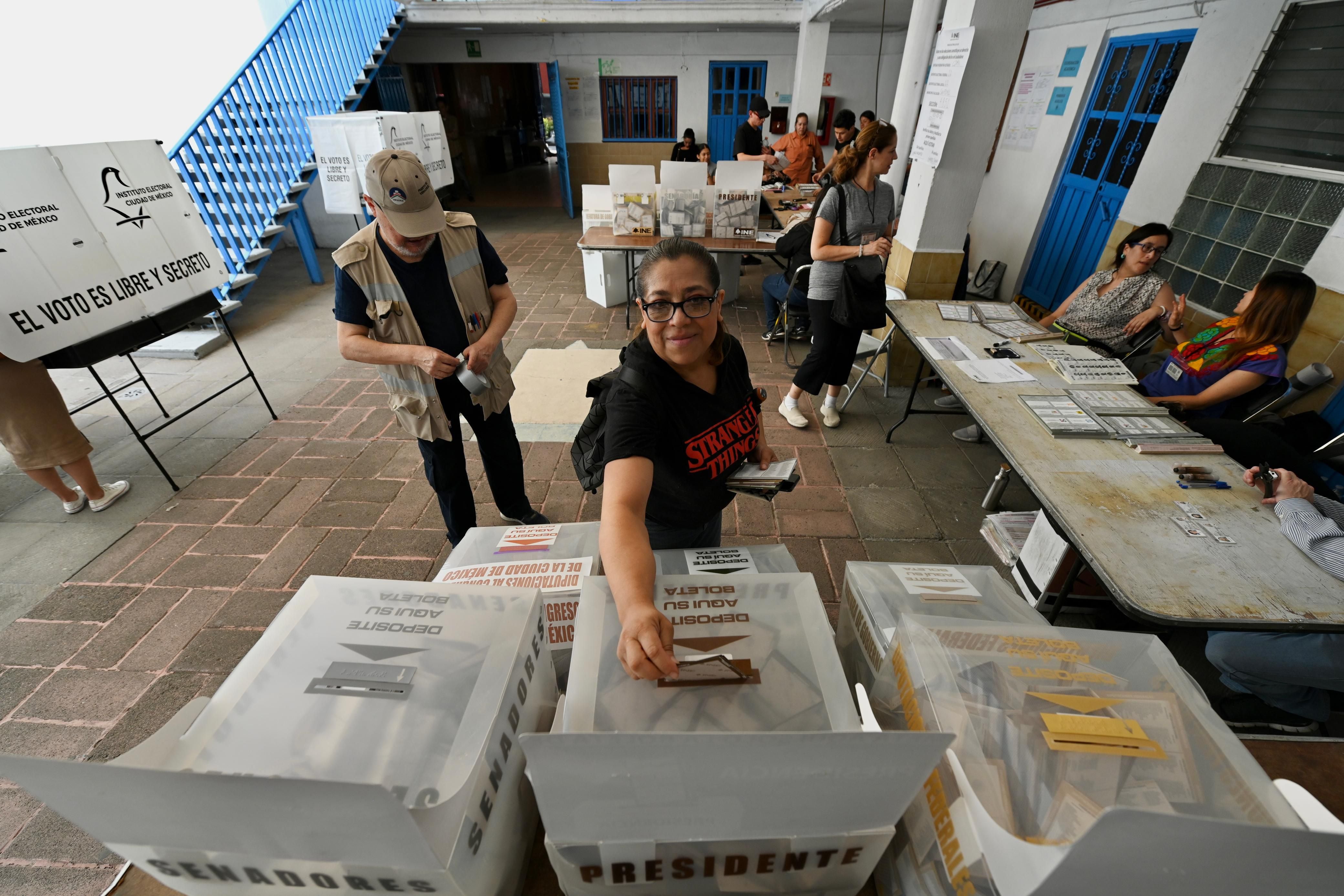 Vecinos de la colonia Juárez,  votando en la sección 4852 en la alcaldía Cuauhtémoc, en las votaciones de este proceso electoral 2024. Hoy en la Ciudad de México. Infobae México/Javier Lira Otero