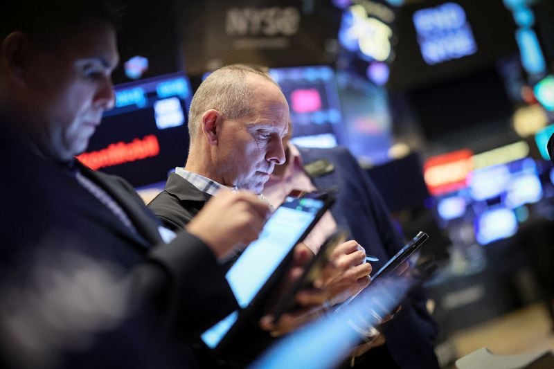 Operadores trabajan en el piso de la Bolsa de Valores de Nueva York (REUTERS/Brendan McDermid)