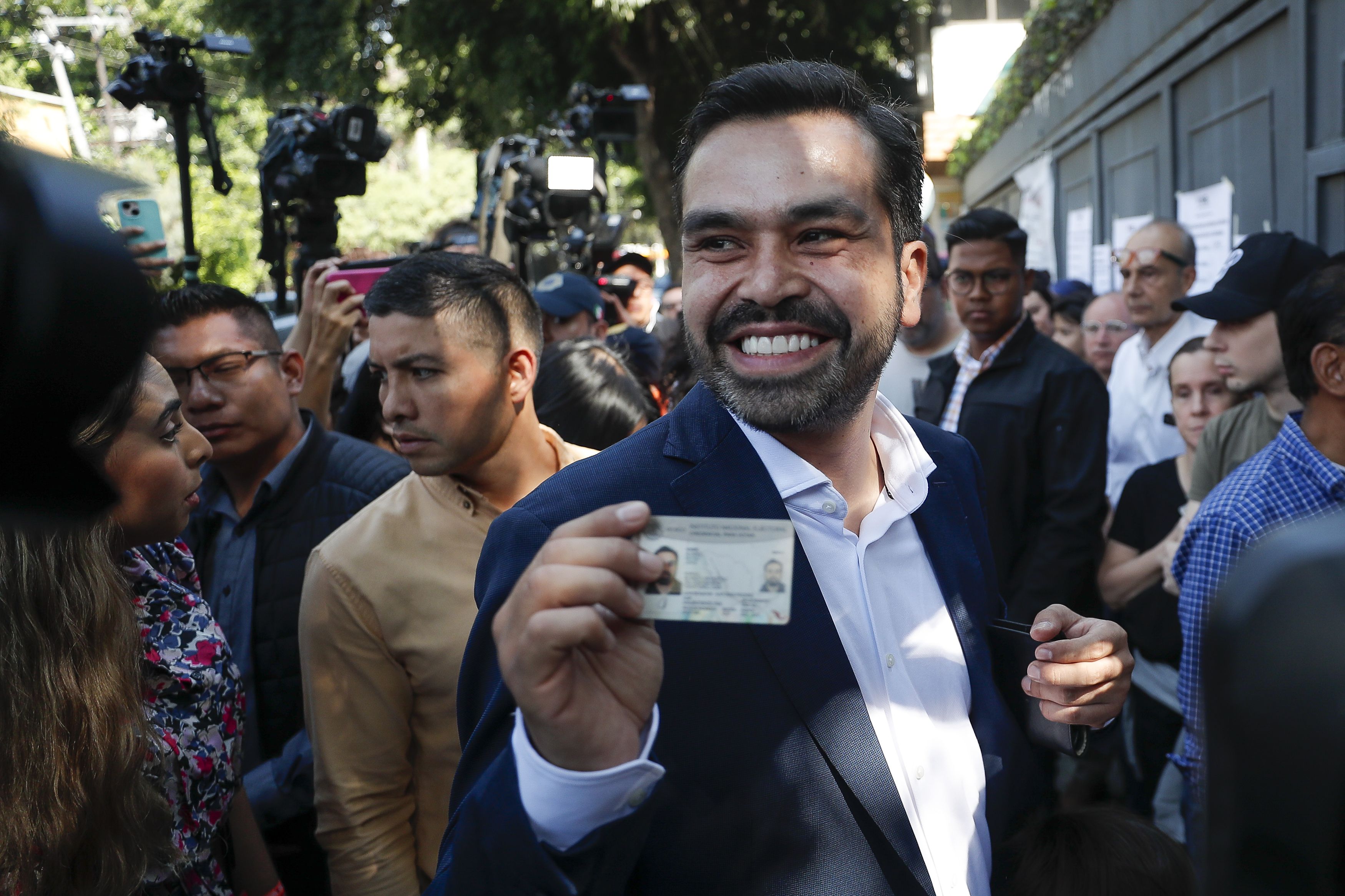 Álvarez Máynez estuvo entusiasmado por las elecciones presidenciales en México, incluso mostró su credencial para votar
