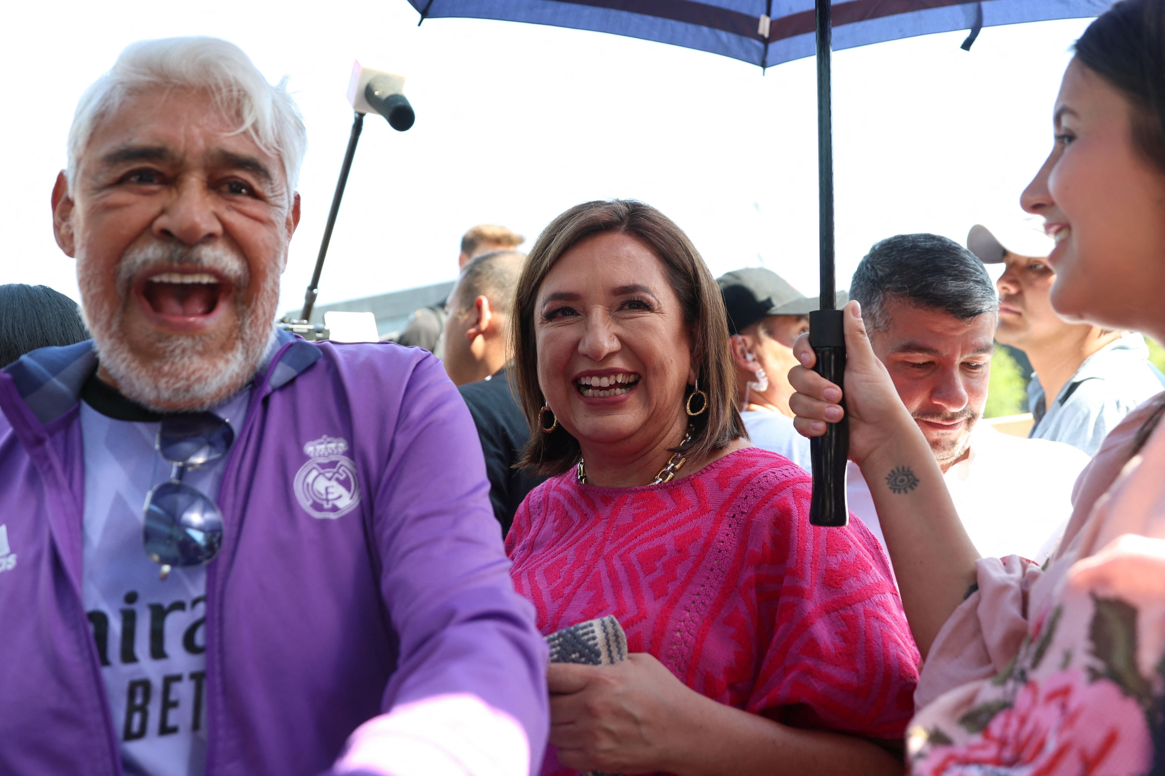 Vecinos de la candidata no dudaron en tomarse selfies con ella durante su espera para poder emitir su voto 
REUTERS/Luis Cortes