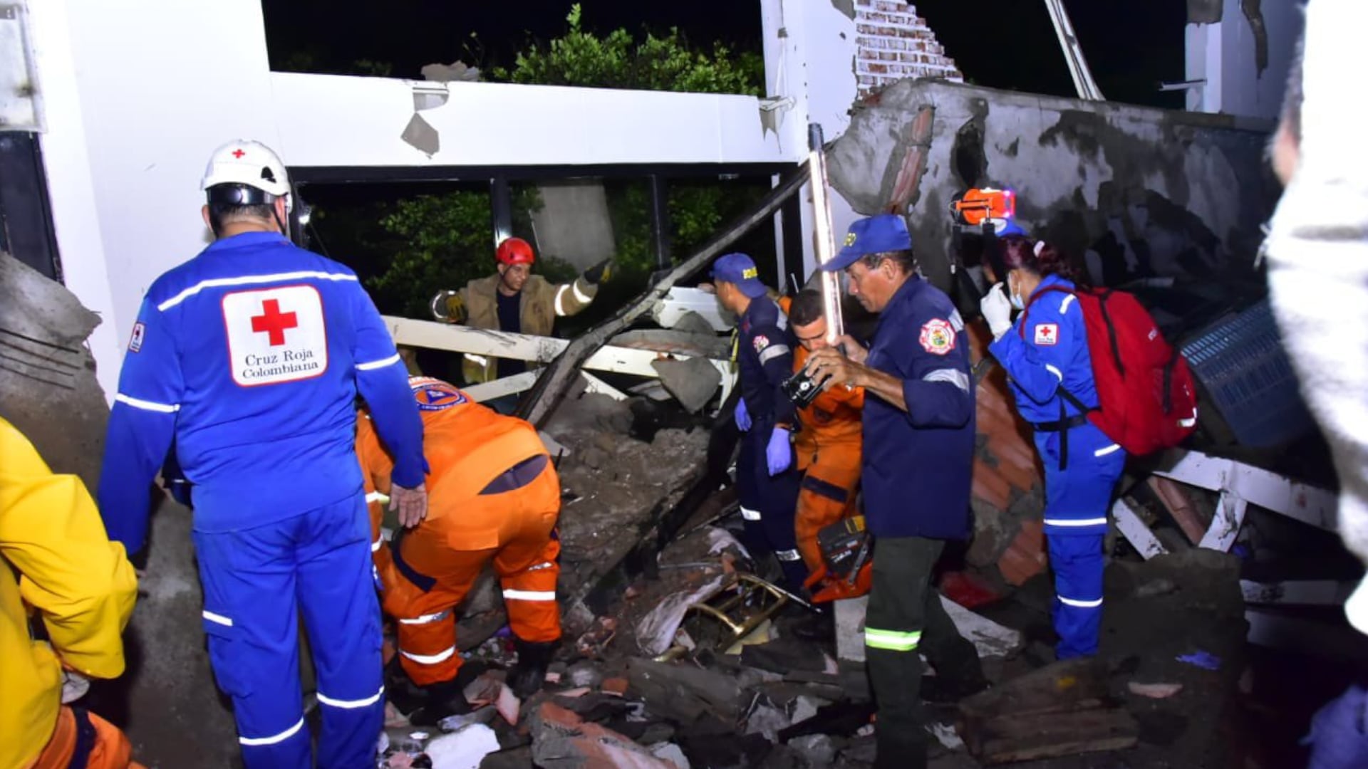 Dos personas muertas y 30 personas heridas dejó el colapso de un techo en un lugar de evento en Valledupar (Cesar), donde se realizaba una ceremonia nupcial. (Crédito: @AlcaldiaVpar / X)