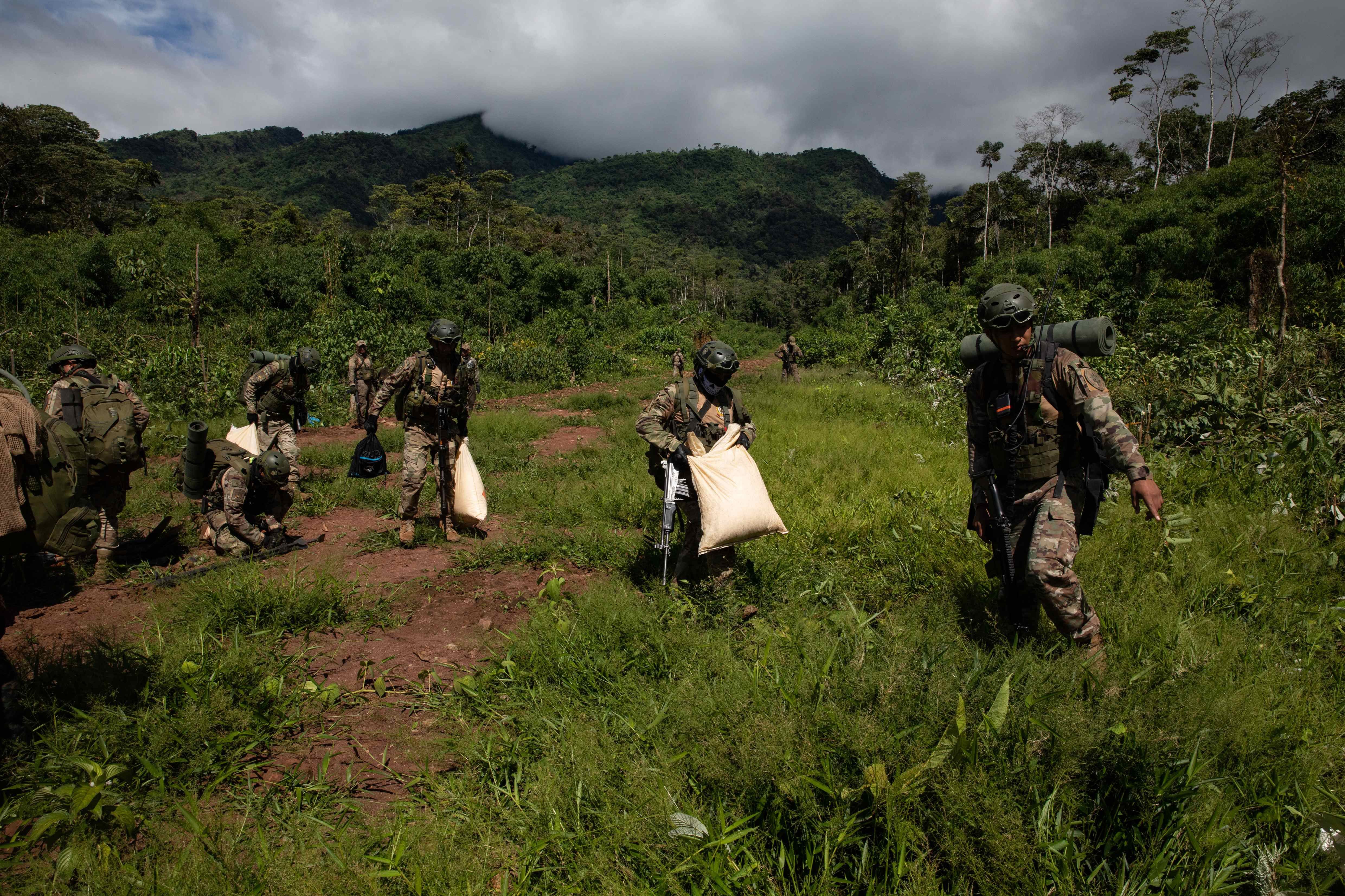 Foto de arhcivo de soldados peruanos durante un operativo para la voladura con explosivos de una pista de aterrizaje clandestina en la zona de los Valles de los Ríos Apurímac, Ene y Mantaro (Vraem), en la Amazonía de Perú. EFE/ Sebastián Montalvo Gray
