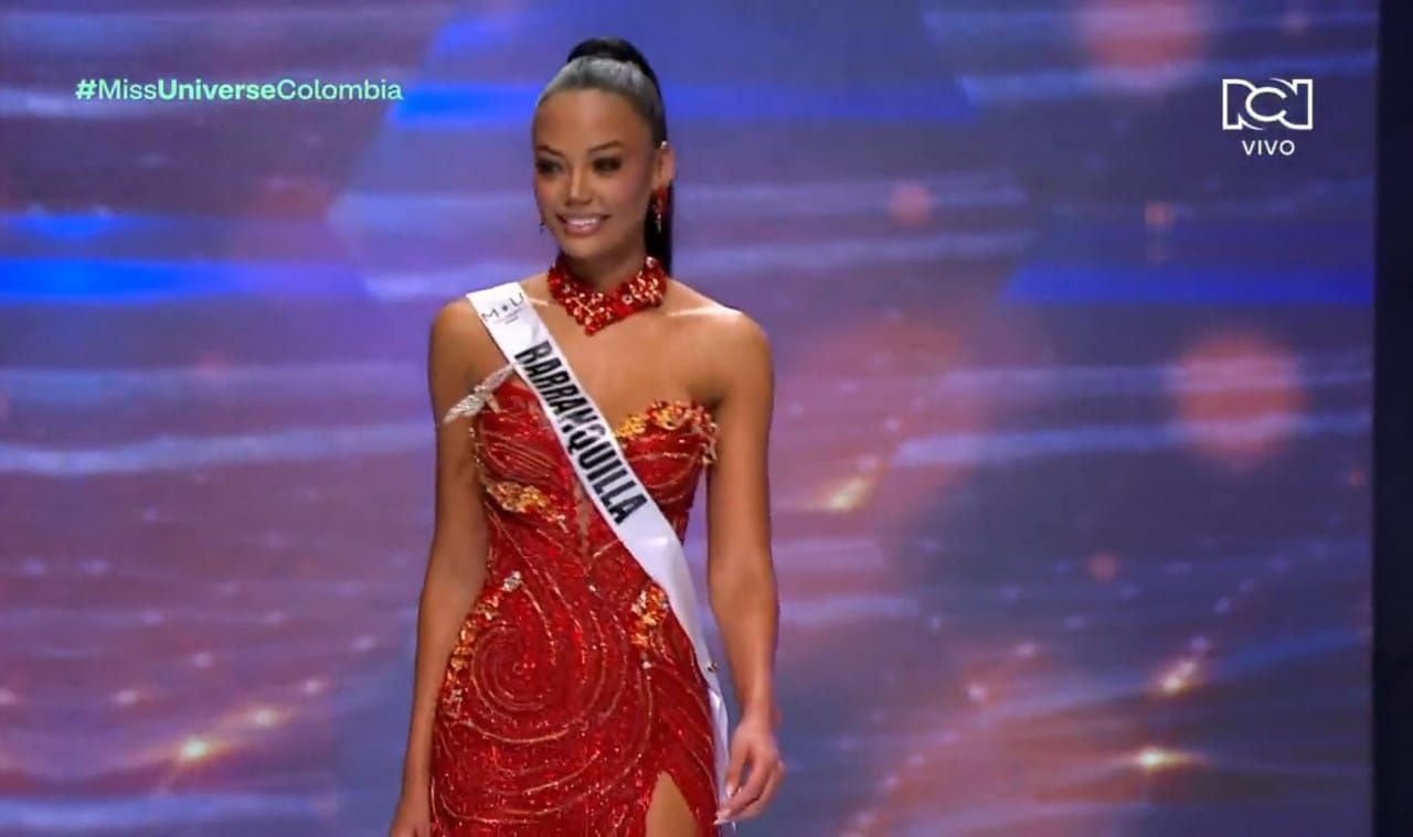 Desfile en traje de gala: Miss Universe Barranquilla - crédito RCN