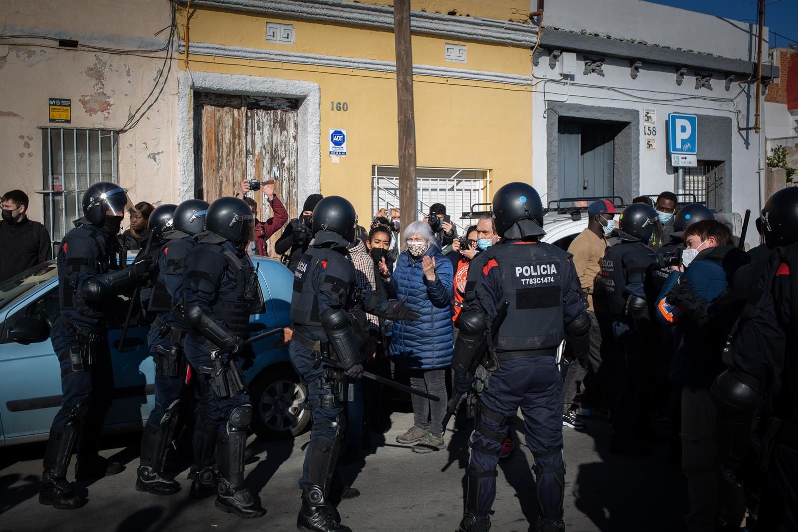 Varias personas intentar evitar el desalojo de la policía de una nave industrial okupada que se encuentra en desuso en la calle Progrés de Badalona (David Zorrakino/Europa Press)
