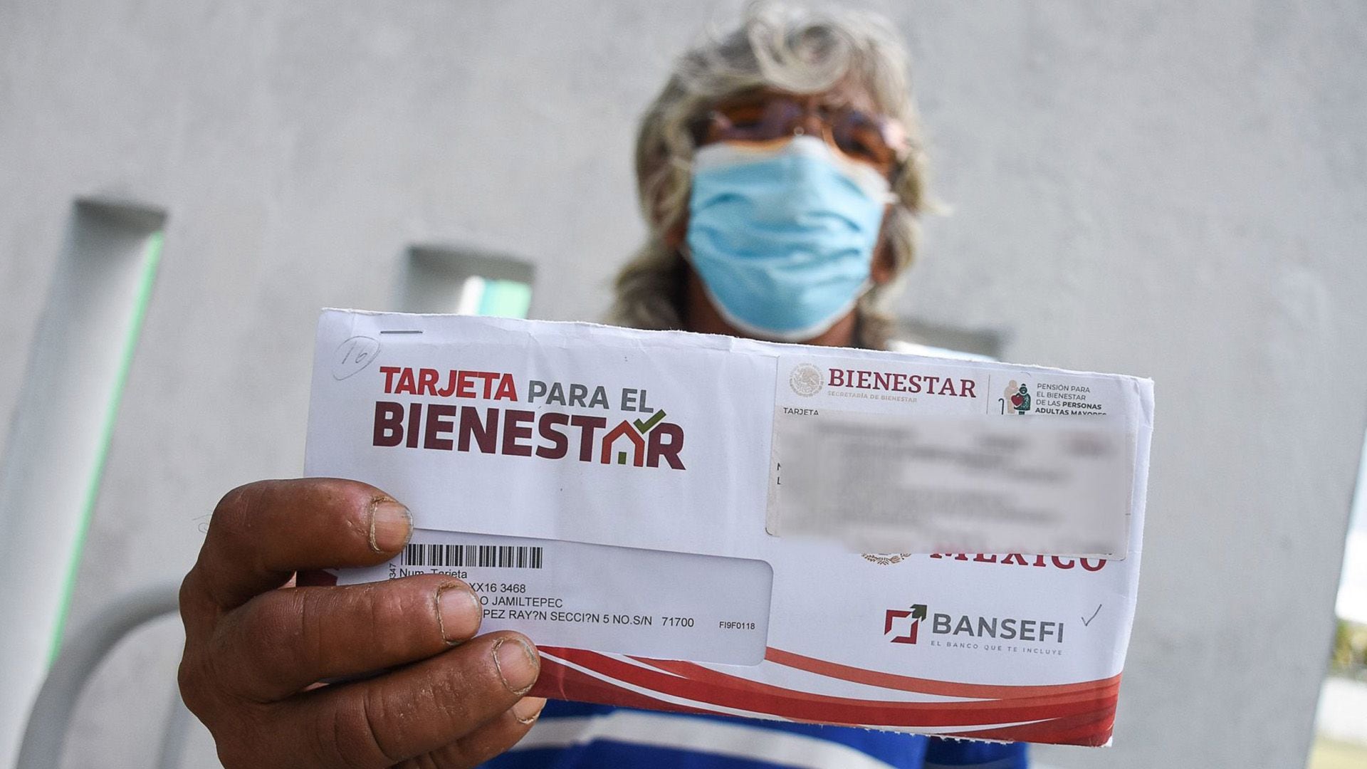 Ciudadanos de la tercera edad formados para obtener su pensión del bienestar en México.