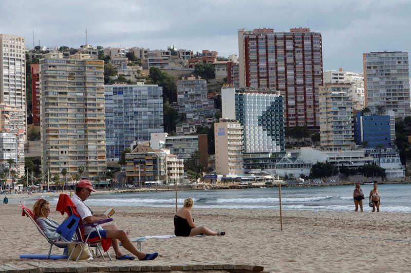 Varias personas en la playa en Benidorm, Comunidad Valenciana (REUTERS/Eva Manez)