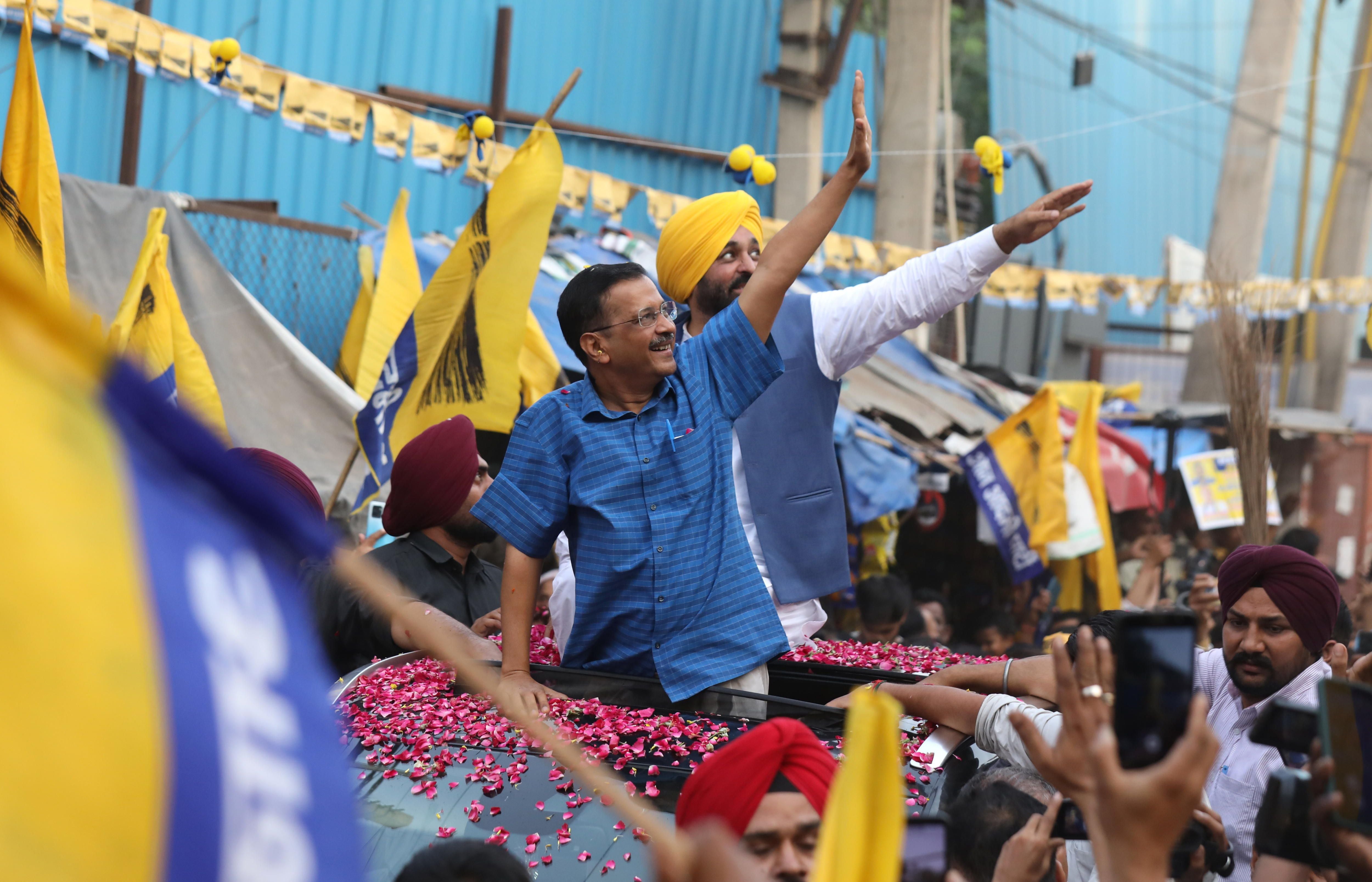 Arvind Kejriwal, jefe de Gobierno de Nueva Delhi y destacado crítico del actual Gobierno indio, durante un mitin de la reciente campaña electoral, vuelve a prisión tras las elecciones. EFE/EPA/RAJAT GUPTA
