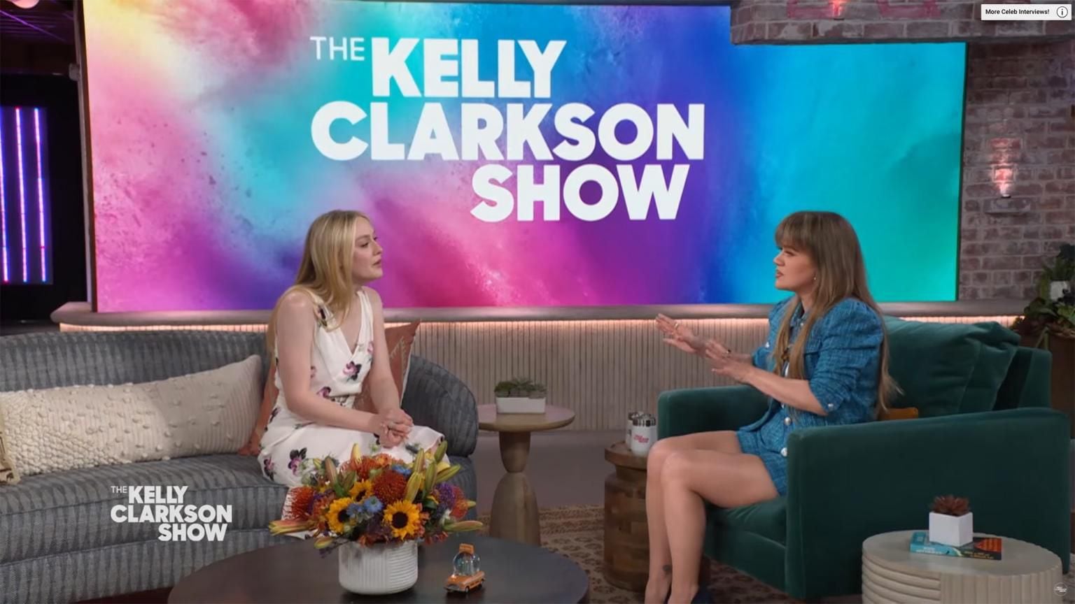 Dakota Fanning obtuvo su primer teléfono celular como un regalo de Tom Cruise. (Créditos: The Kelly Clarkson Show)