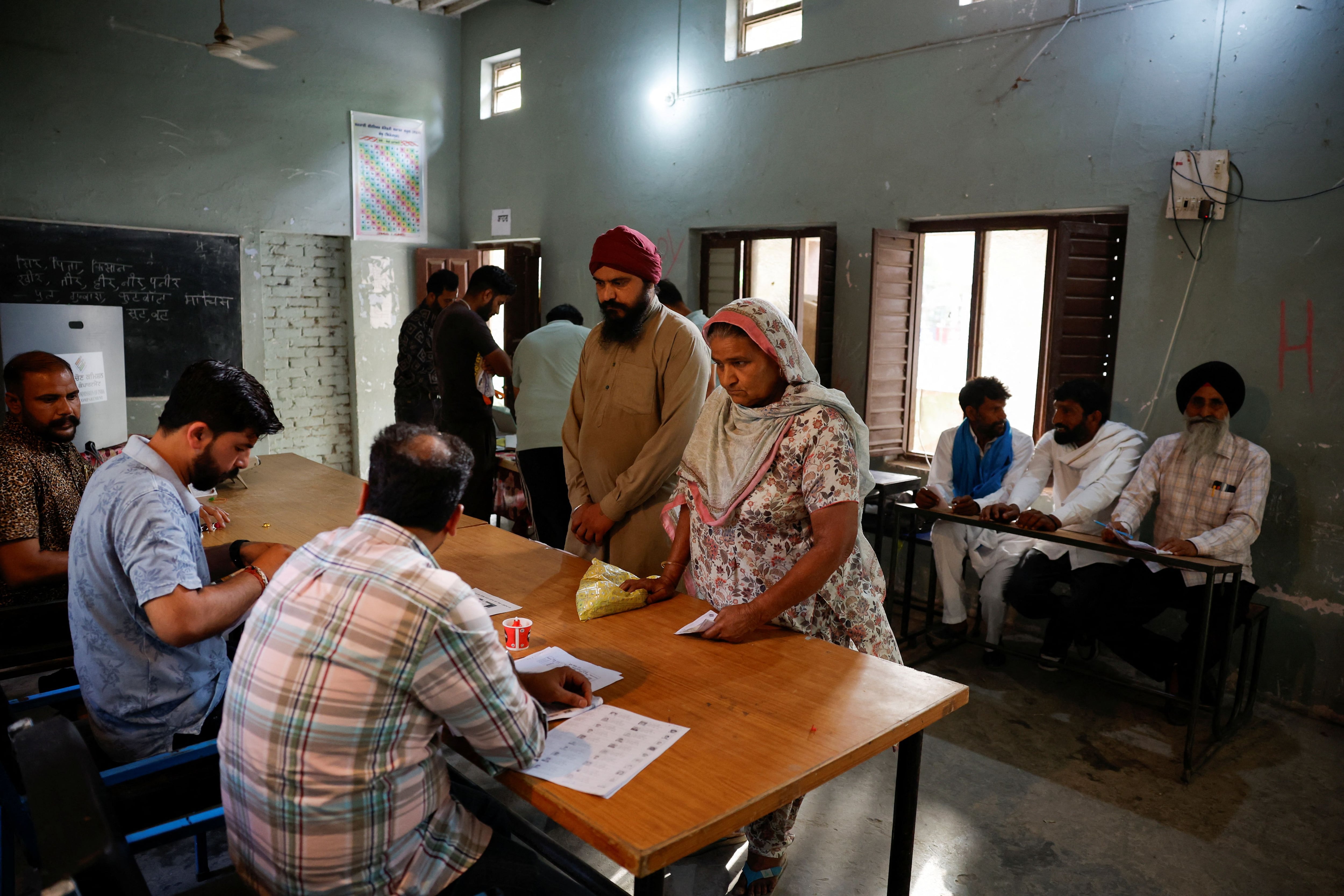 Los colegios electorales de 57 circunscripciones de ocho territorios y estados del país abrieron alrededor de las 7:00, hora local, para la séptima fase de las comicios, según la Comisión Electoral de la India (REUTERS/Adnan Abidi)