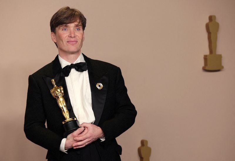 Cillian Murphy posa con el Oscar al "Mejor Actor" como "J. Robert Oppenheimer" en "Oppenheimer". (Créditos: REUTERS/Carlos Barria)