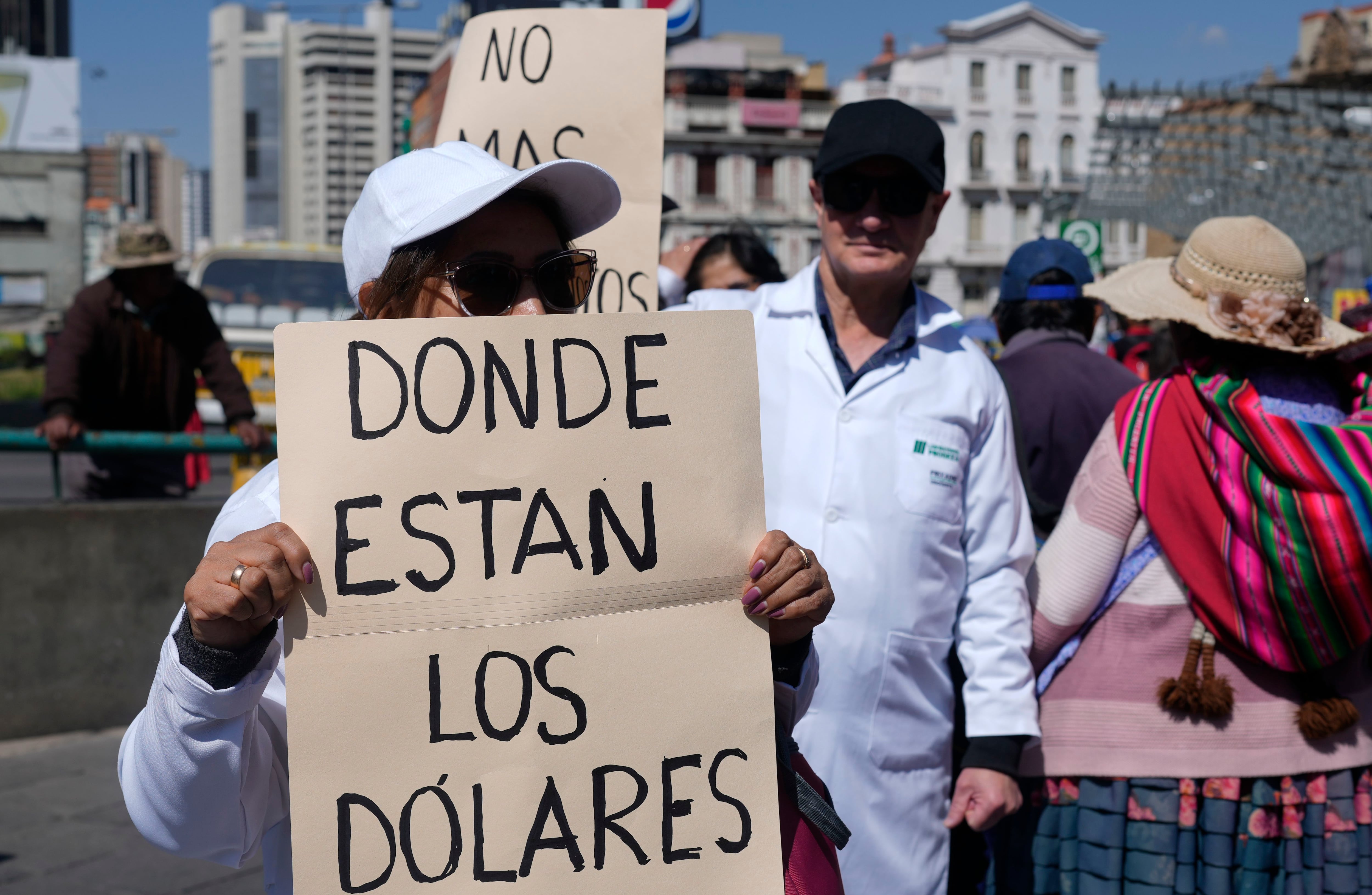 Siguen las protestas en Bolivia por la falta de dólares (AP)