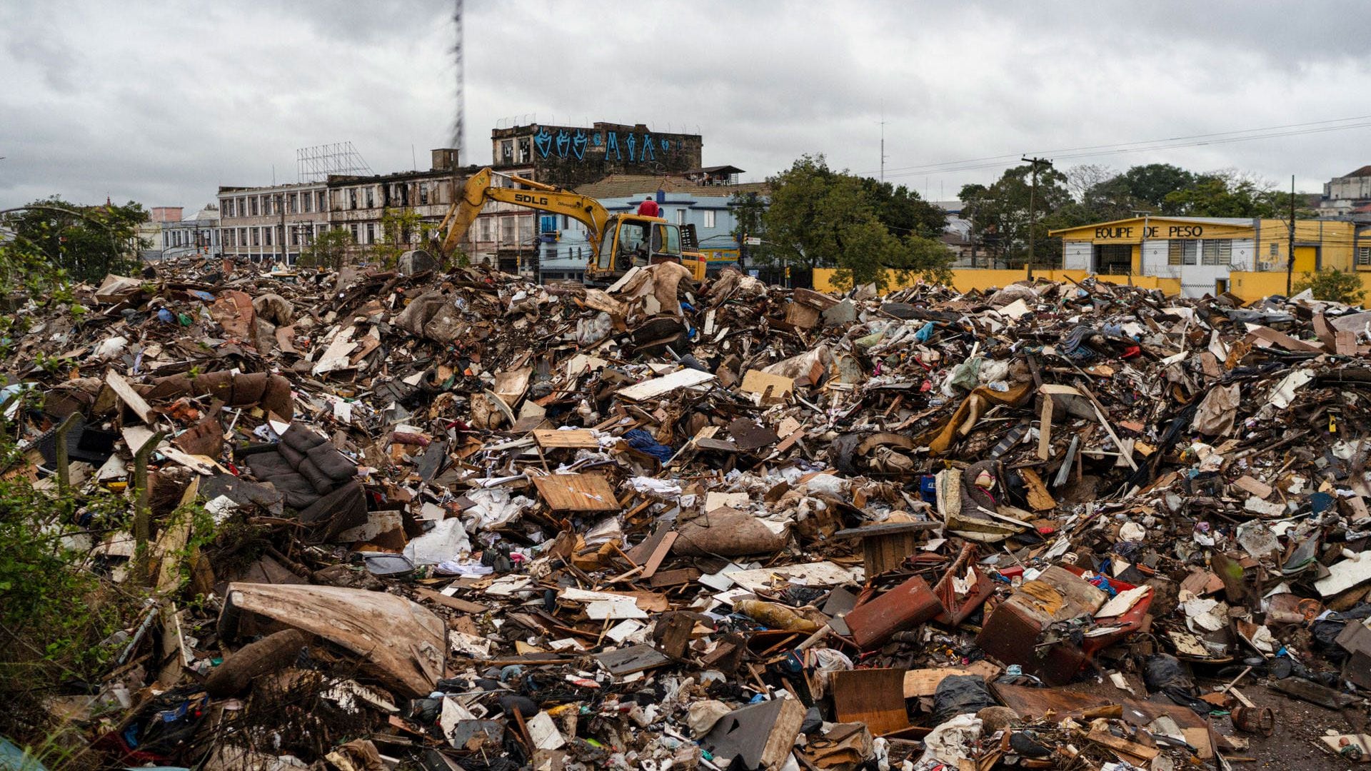 Porto Alegre cumplió un mes inundada retirando miles de toneladas de basura