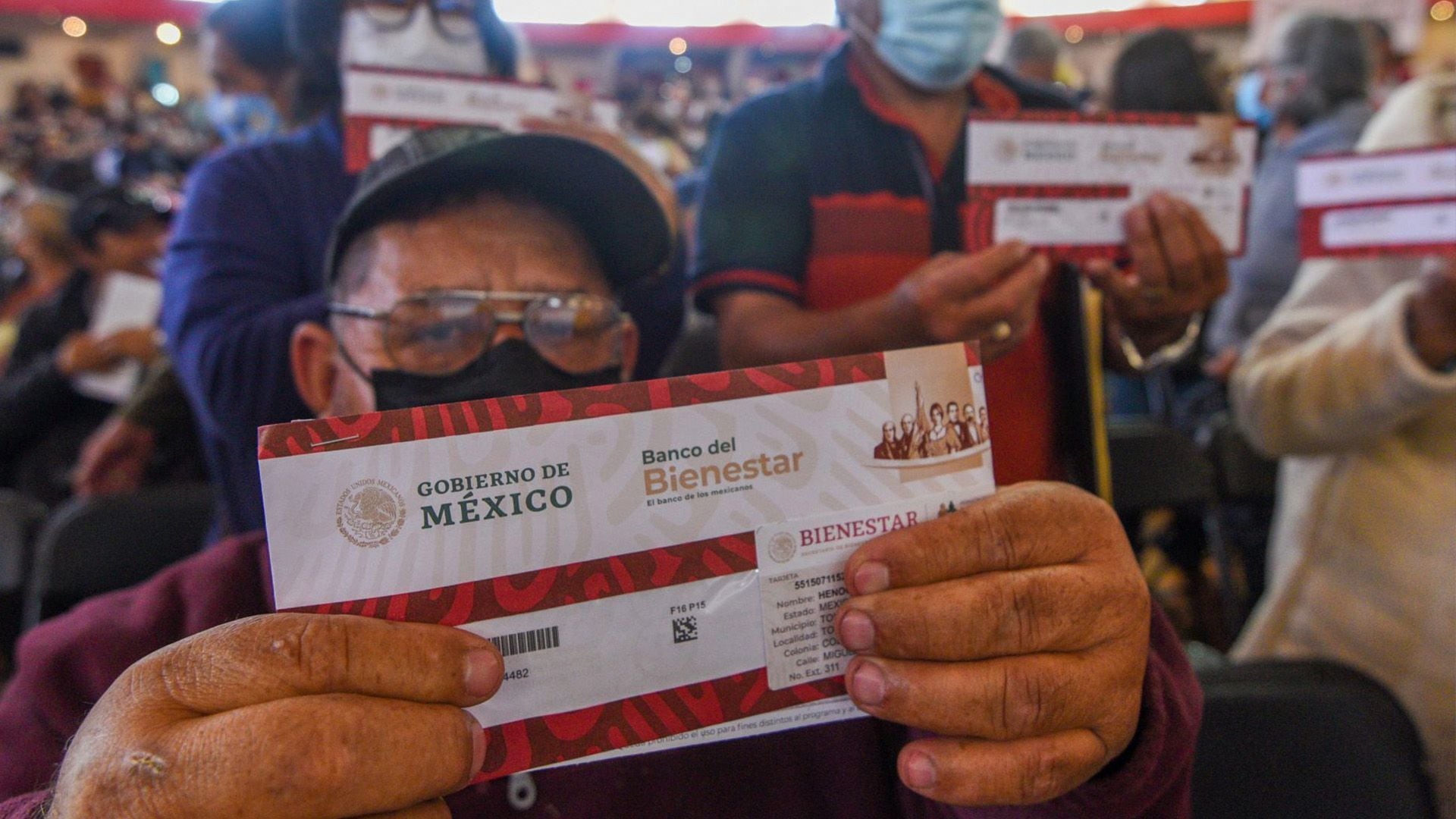 Ciudadanos de la tercera edad formados para obtener su pensión del bienestar en México.