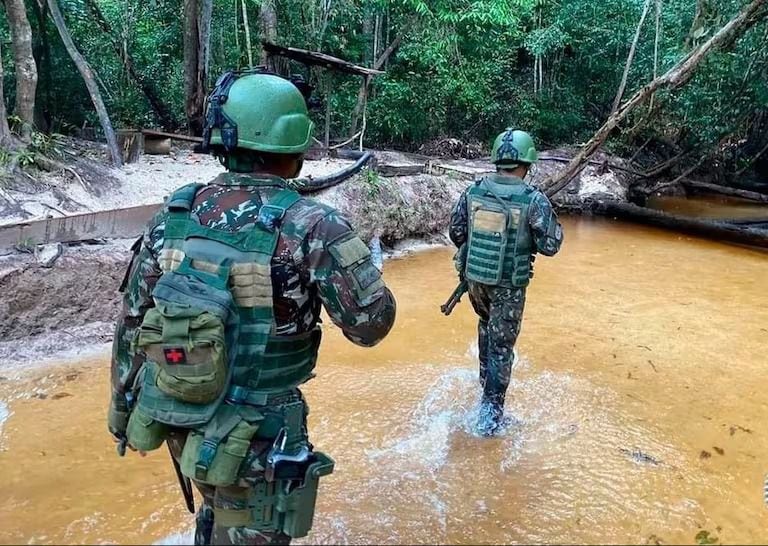 Militares de Colombia y Brasil incautaron maquinaria ilegal utilizada en la extracción de oro, revelando daños ambientales severos en la selva amazónica - Ejército Nacional