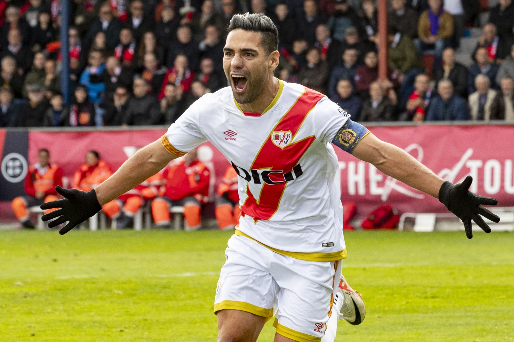 Imagen de archivo del delantero colombiano del Rayo Vallecano, Radamel Falcao (c). EFE/Marcial Guillén
